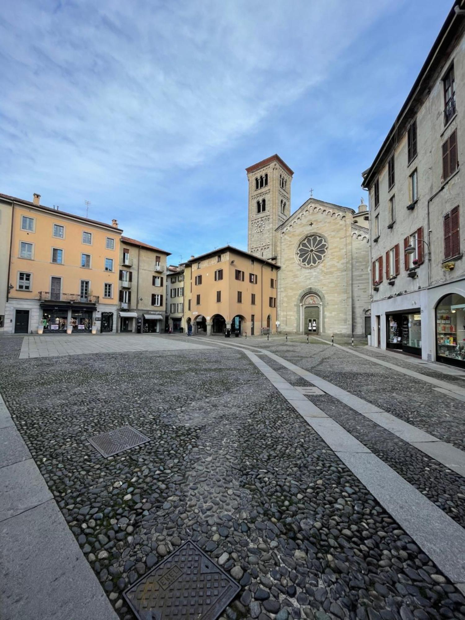 Portatorre Suite, A Charming In The Heart Of Como, Free Private Parking, Air Conditioning & More! Apartment Como