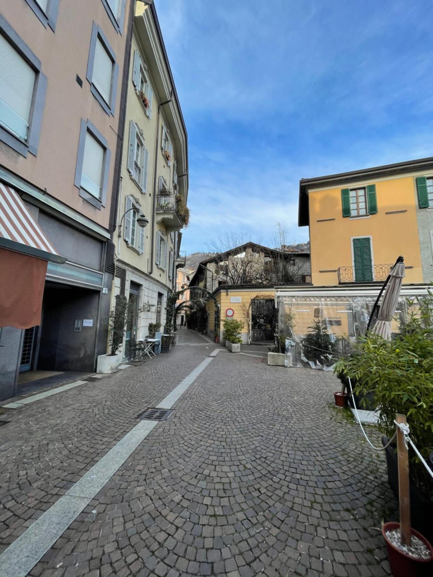 Portatorre Suite, A Charming In The Heart Of Como, Free Private Parking, Air Conditioning & More! * Como