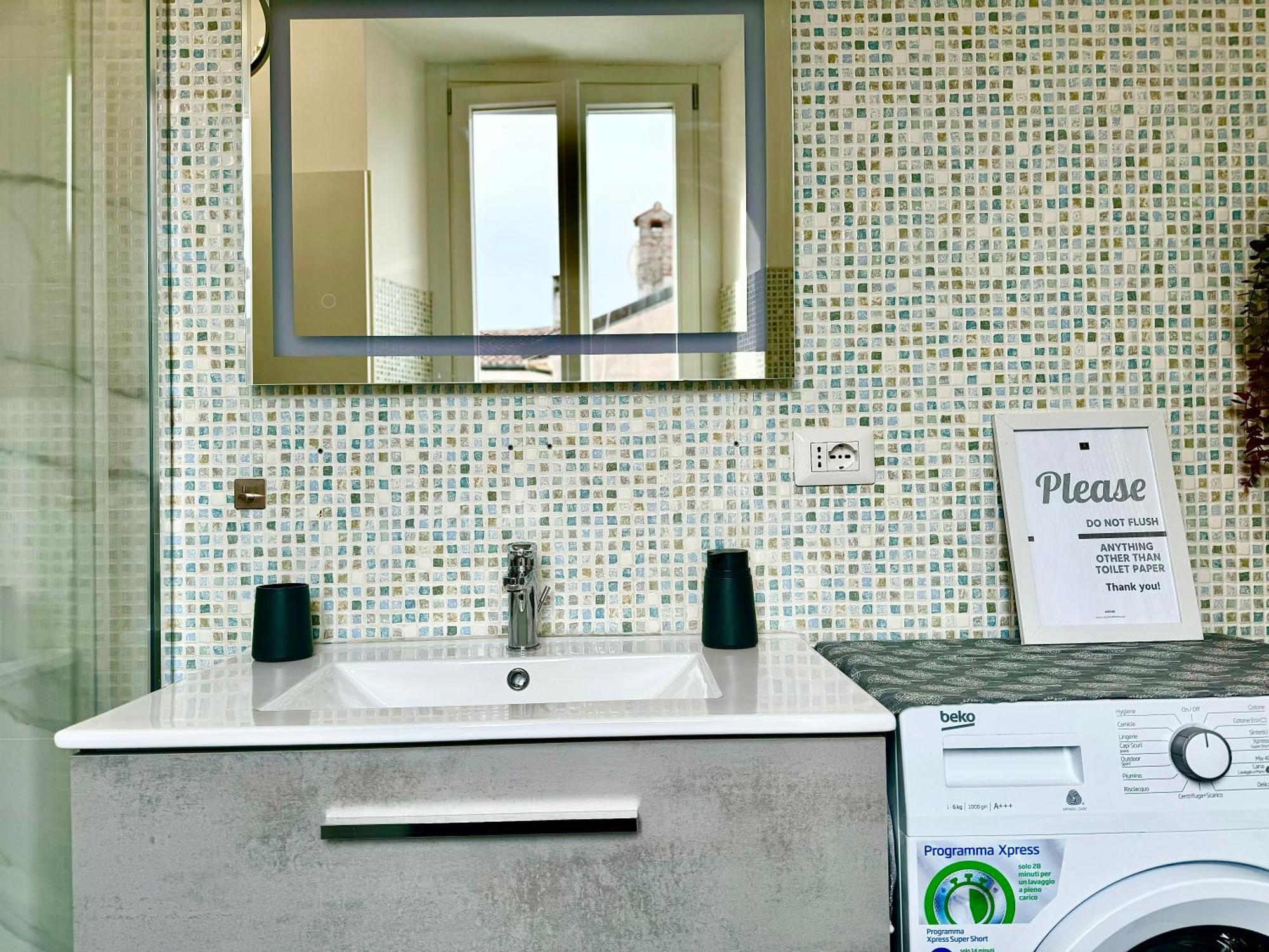 Portatorre Suite, A Charming In The Heart Of Como, Free Private Parking, Air Conditioning & More! Como
