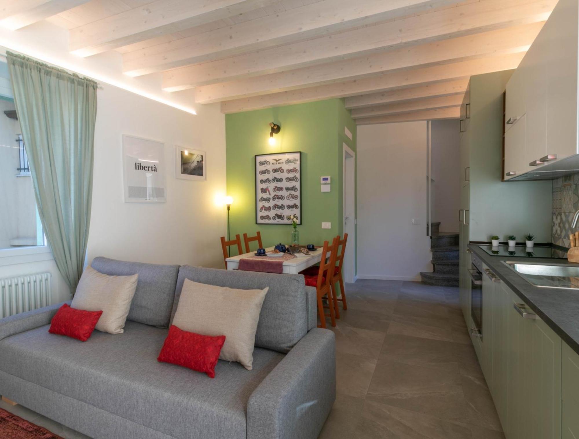 Apartment Mamma Ciccia - Modern In The Historic Centre Mandello del Lario