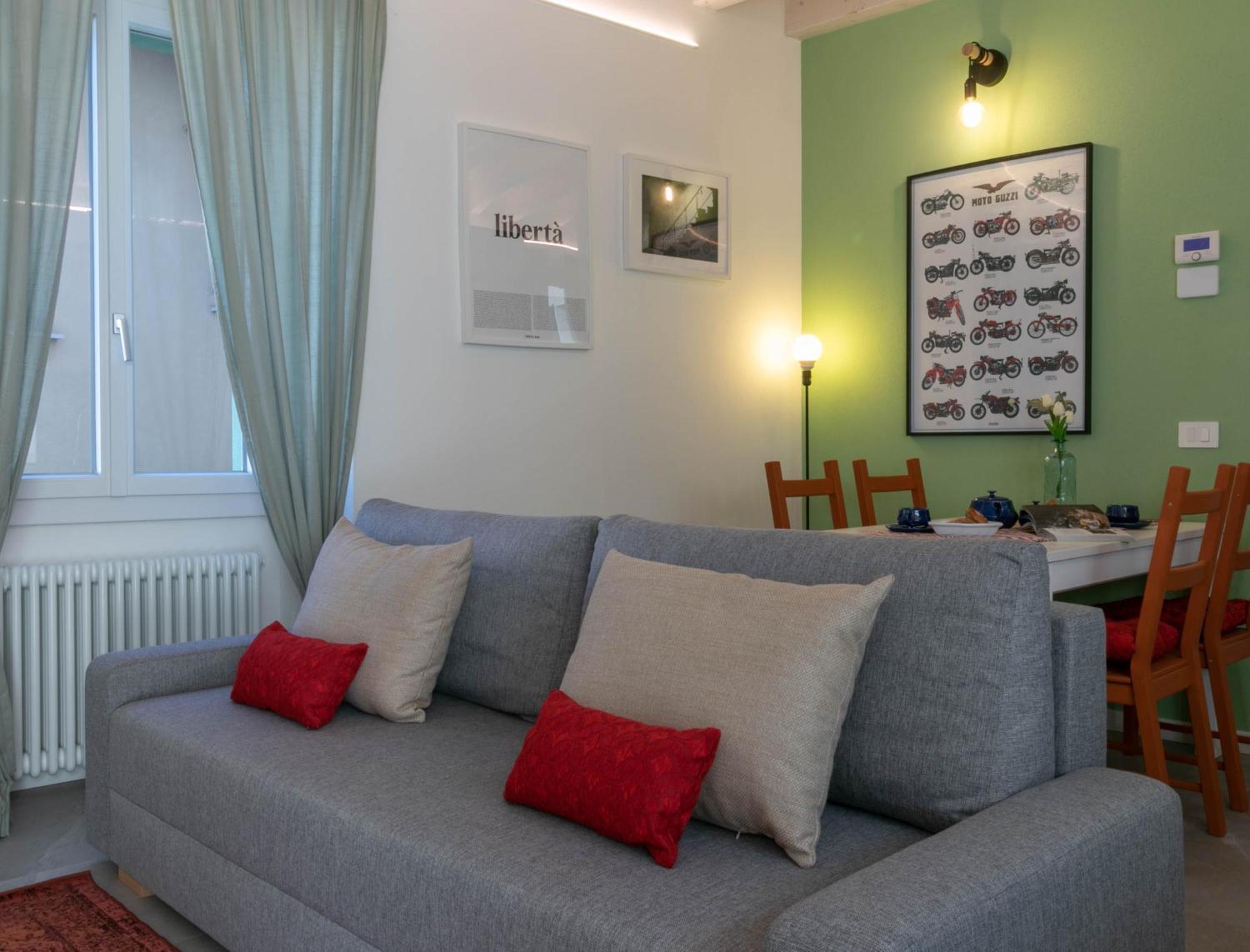 Apartment Mamma Ciccia - Modern In The Historic Centre Mandello del Lario
