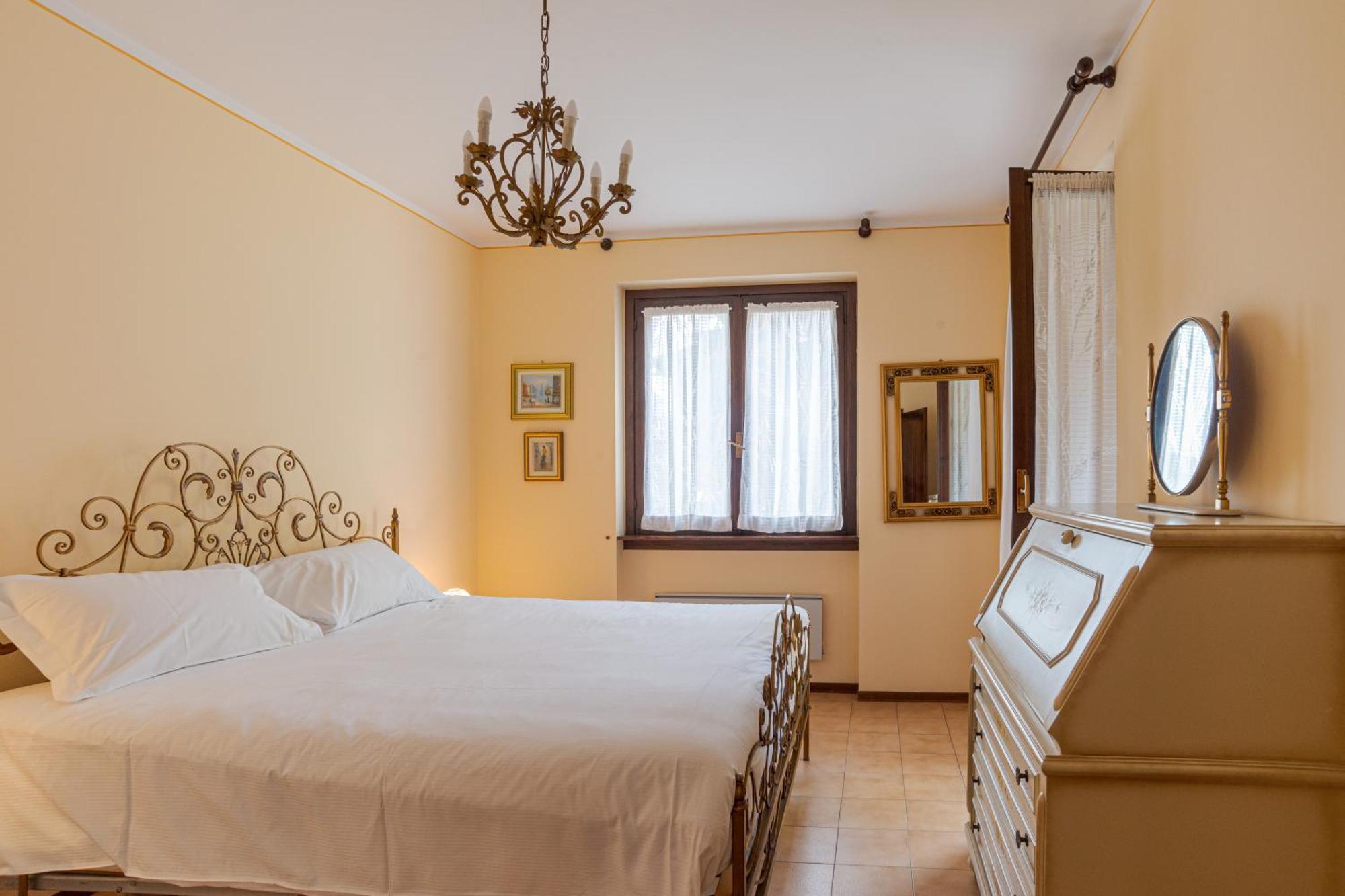 Cozy - W/ Veranda & Private Parking