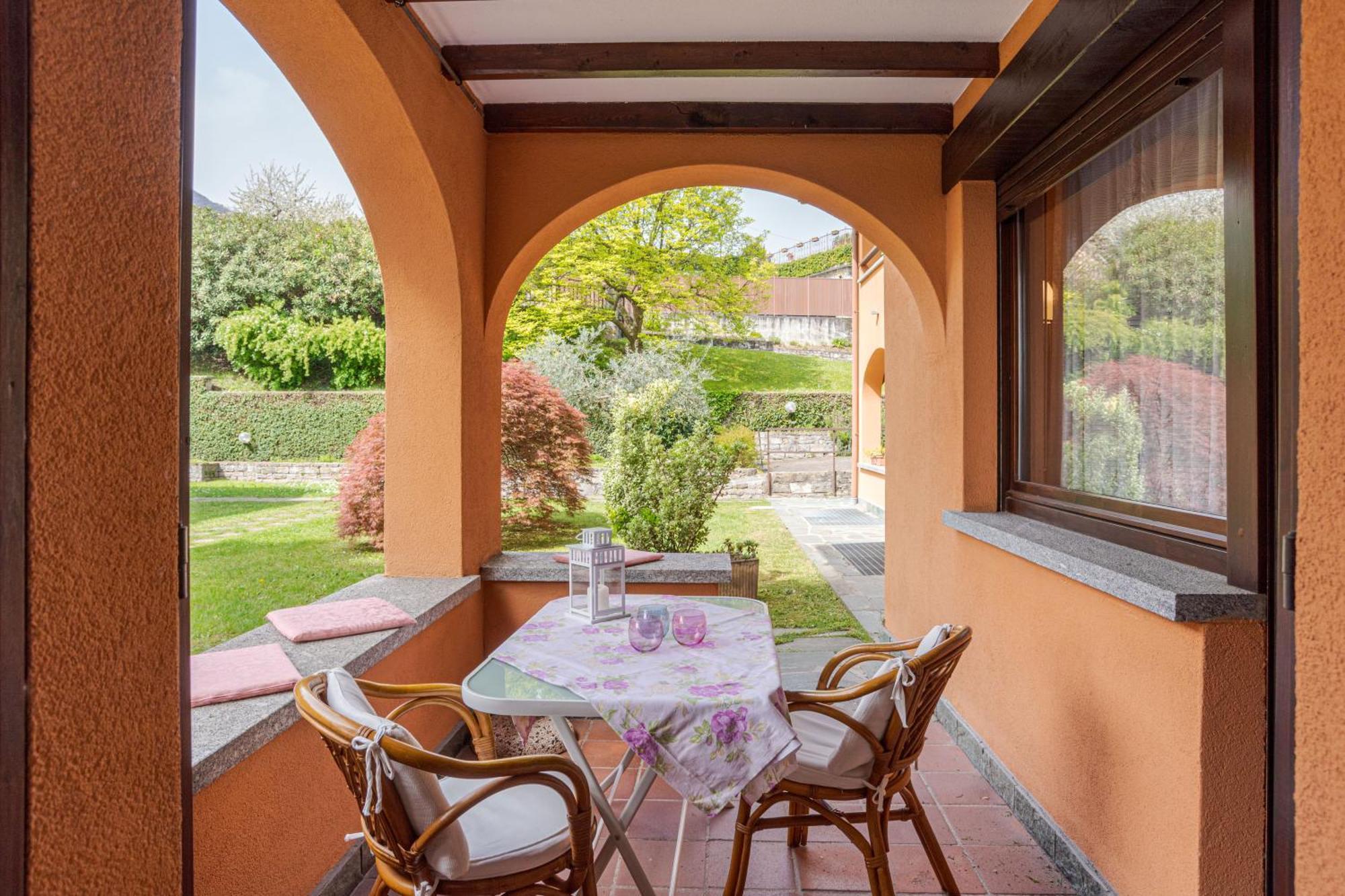 Cozy - W/ Veranda & Private Parking *
