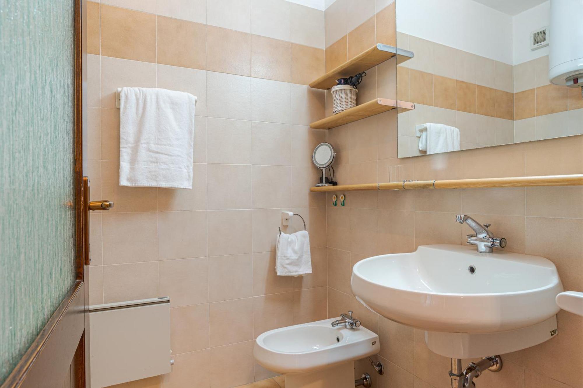 Cozy - W/ Veranda & Private Parking Apartment Menaggio