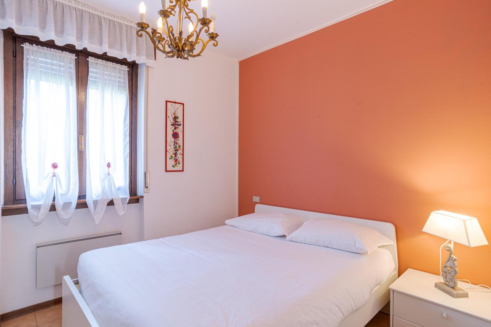 Cozy - W/ Veranda & Private Parking *