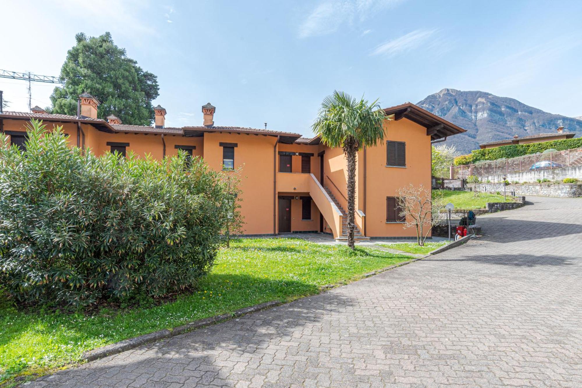 Cozy - W/ Veranda & Private Parking Apartment