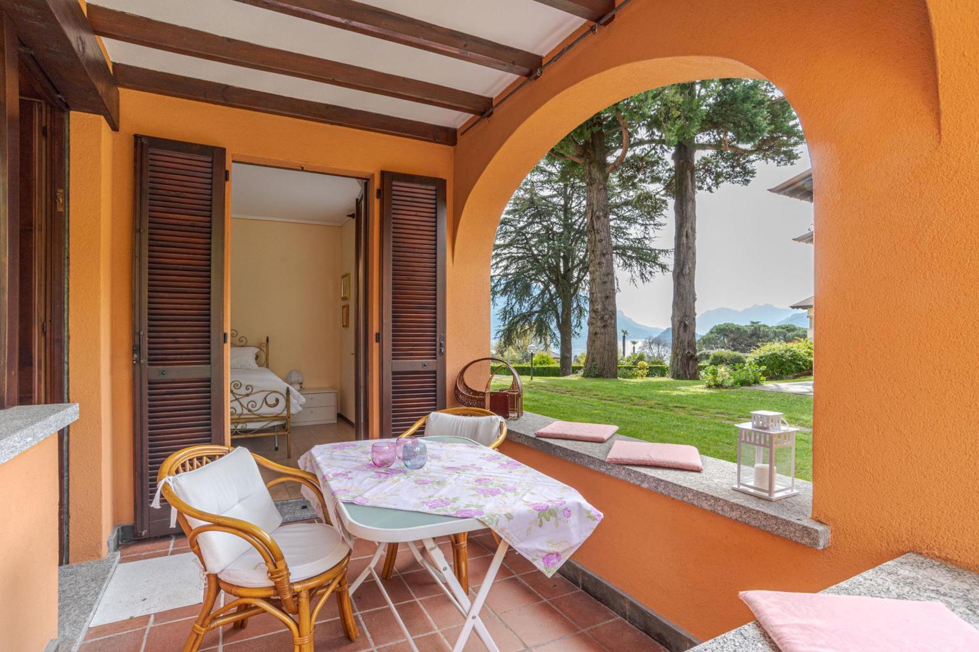 Cozy - W/ Veranda & Private Parking *