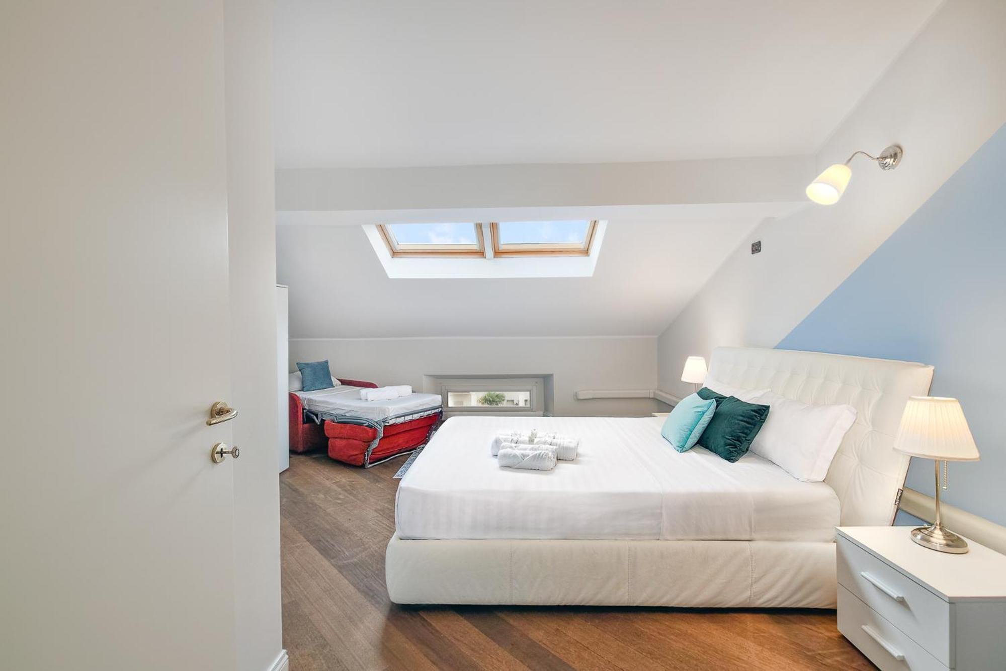 Attic In Center + Parking