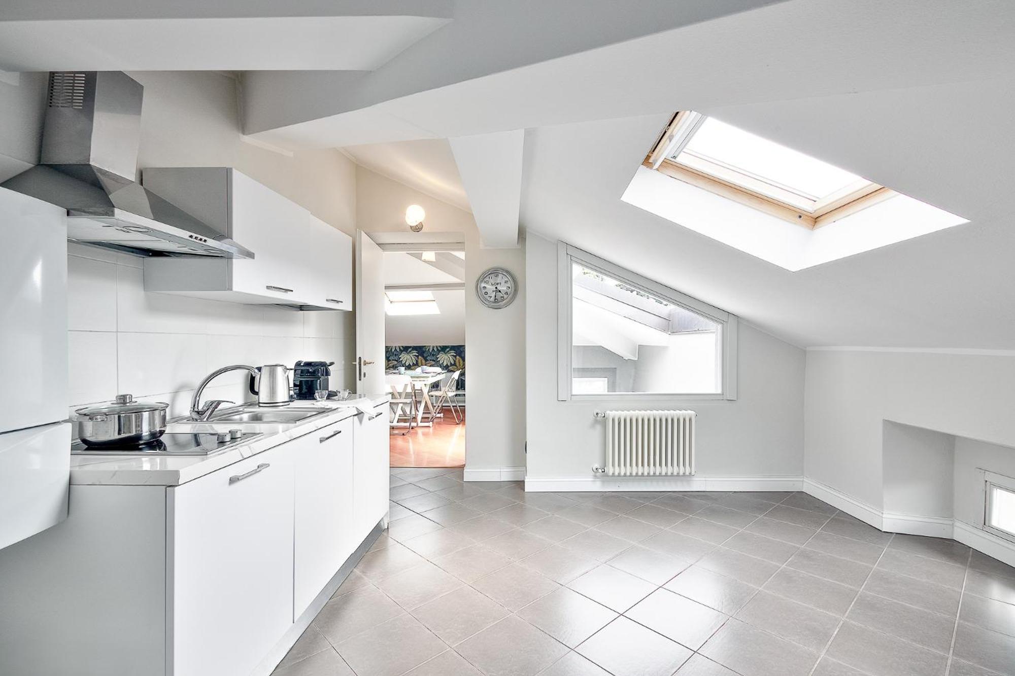 Attic In Center + Parking * Como
