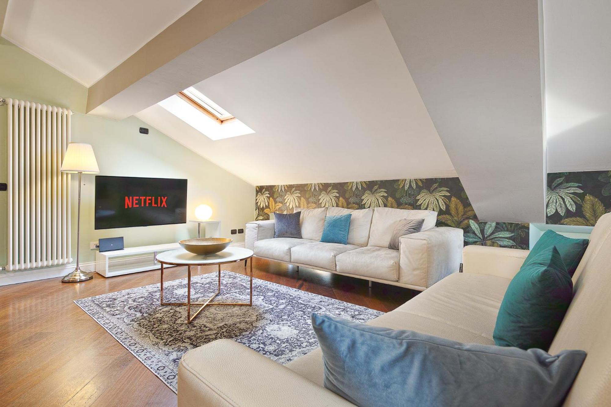 Apartment Attic In Center + Parking *
