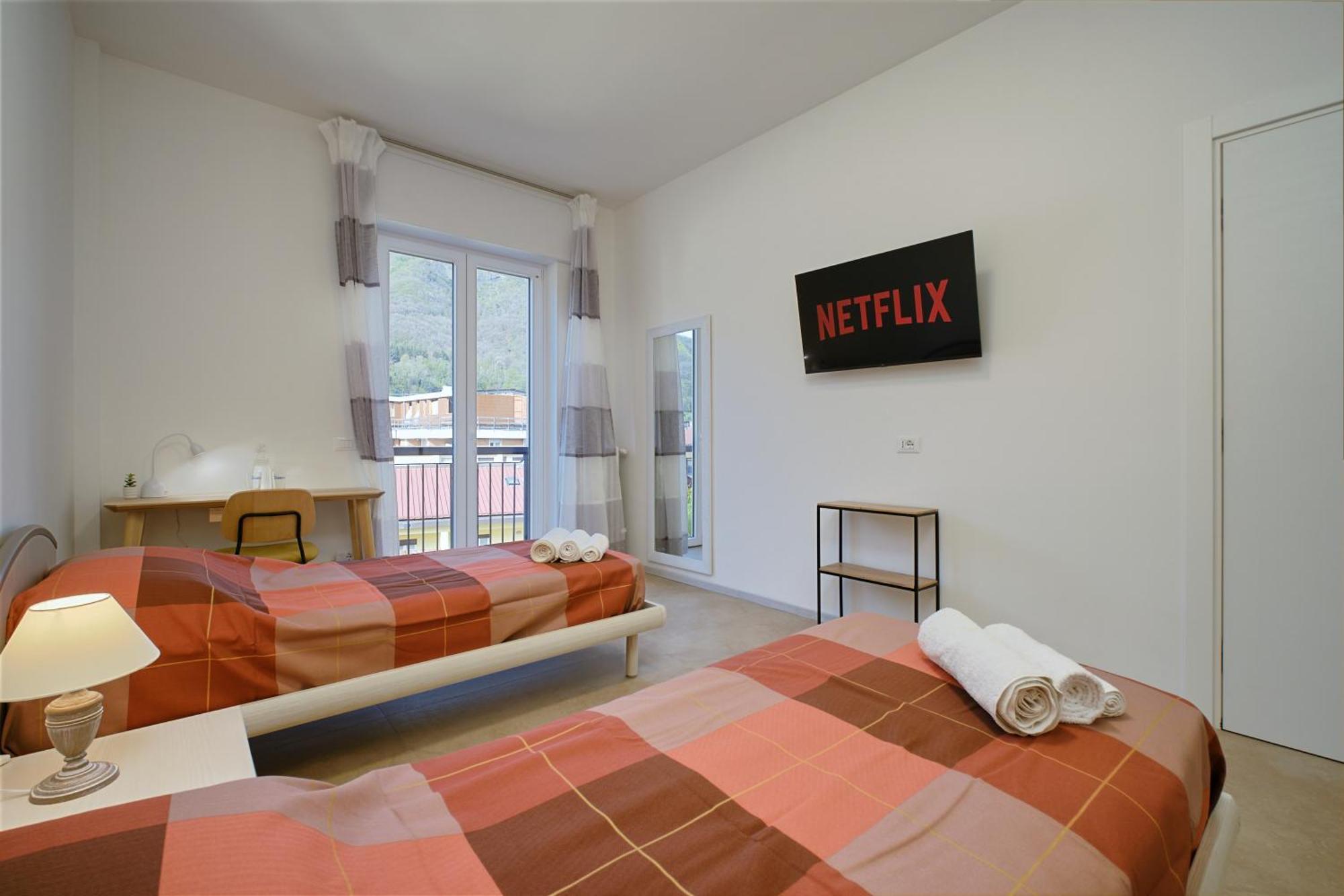 White House & Views Apartment Como