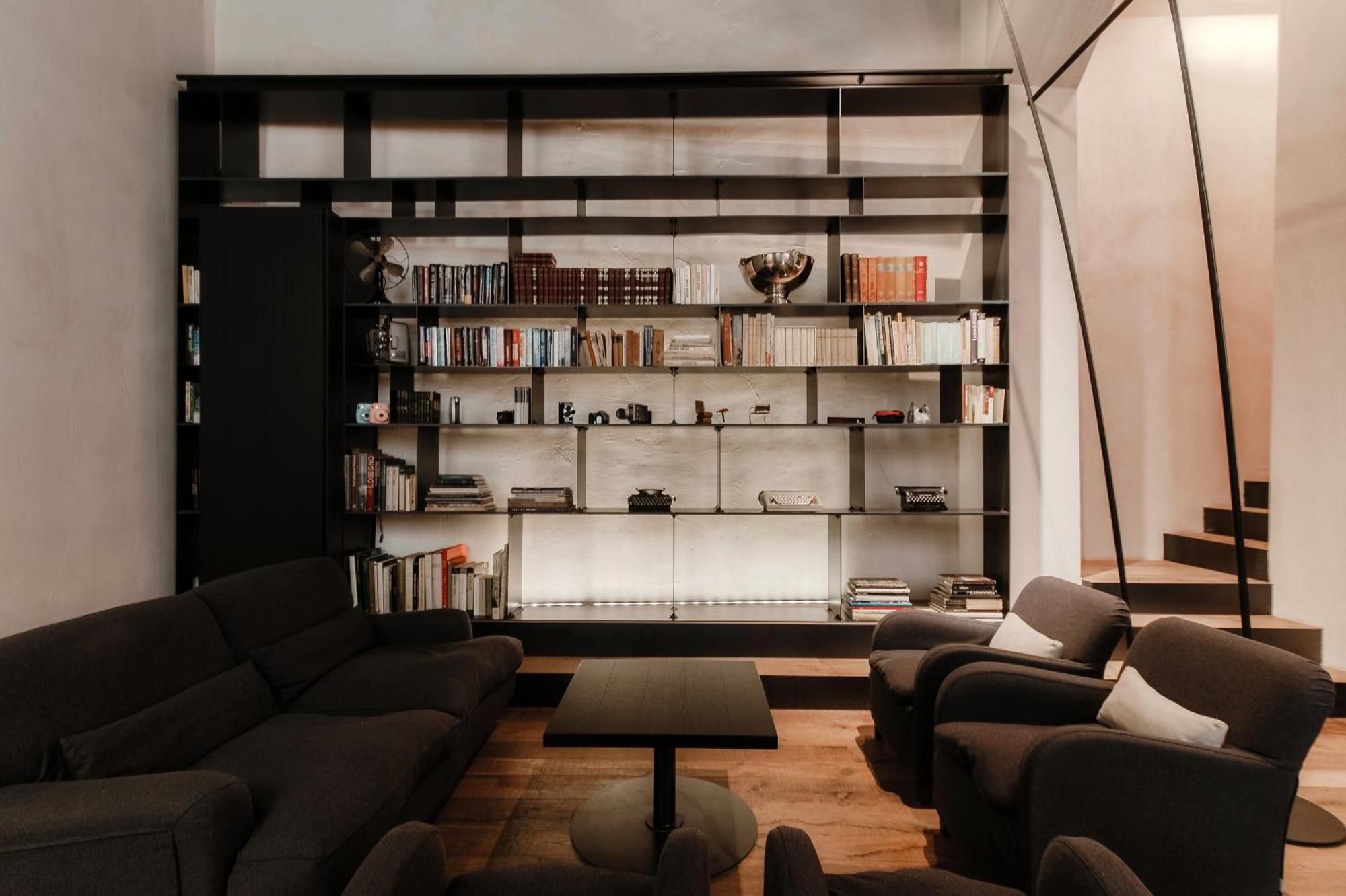 Writer's Loft In - The House Of Travelers