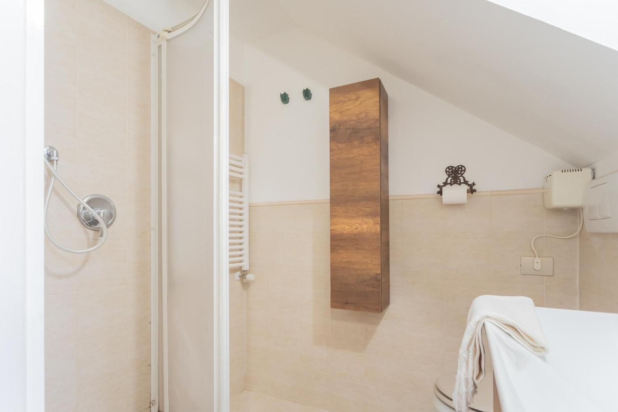 Apartment Pretty In Old Town By Rent Carate Urio