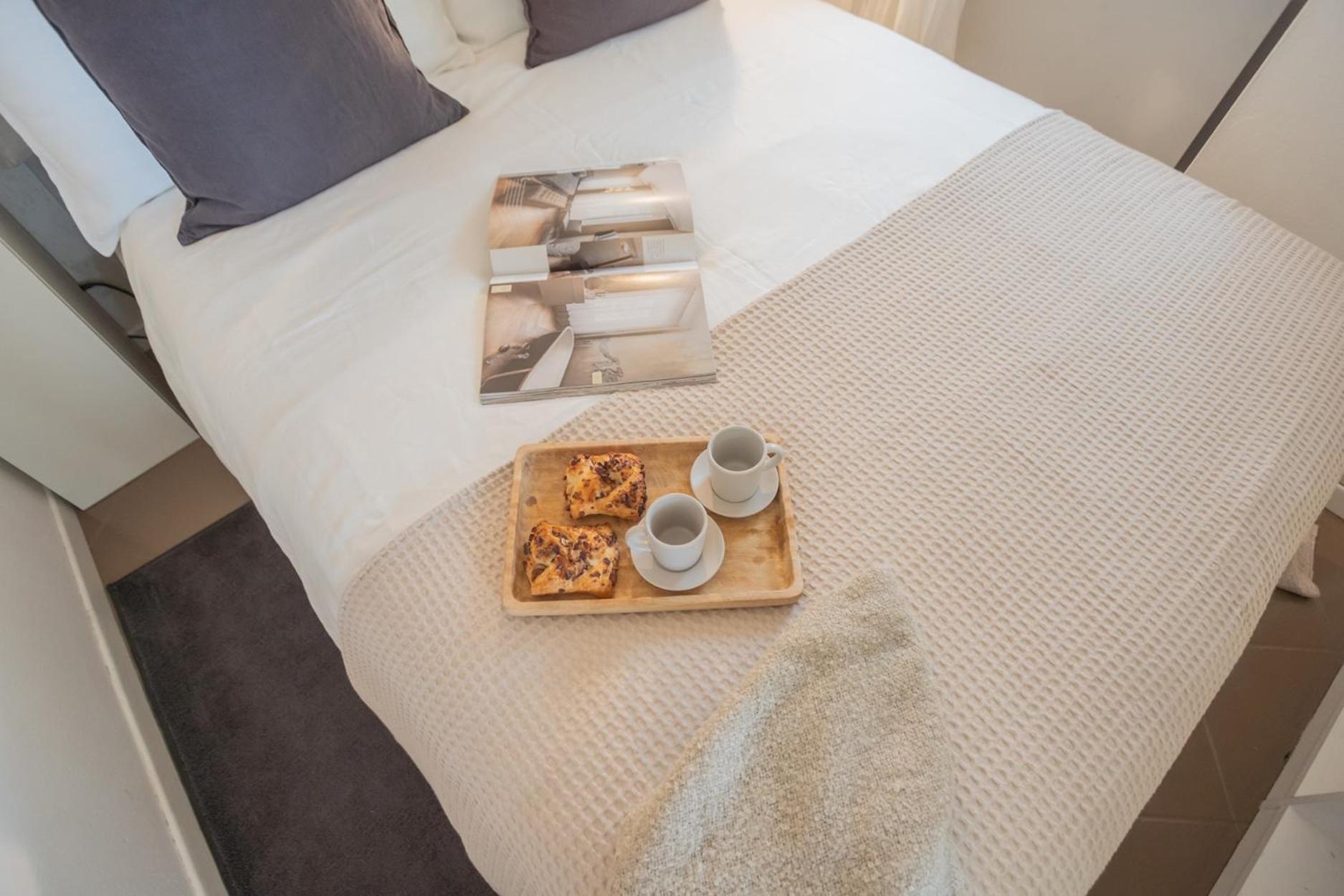 Apartment Pretty In Old Town By Rent Carate Urio