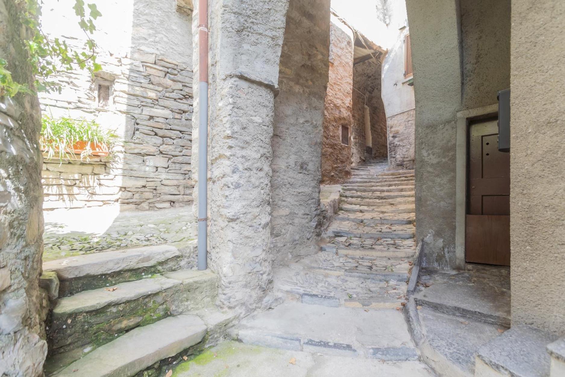 Apartment Pretty In Old Town By Rent Carate Urio