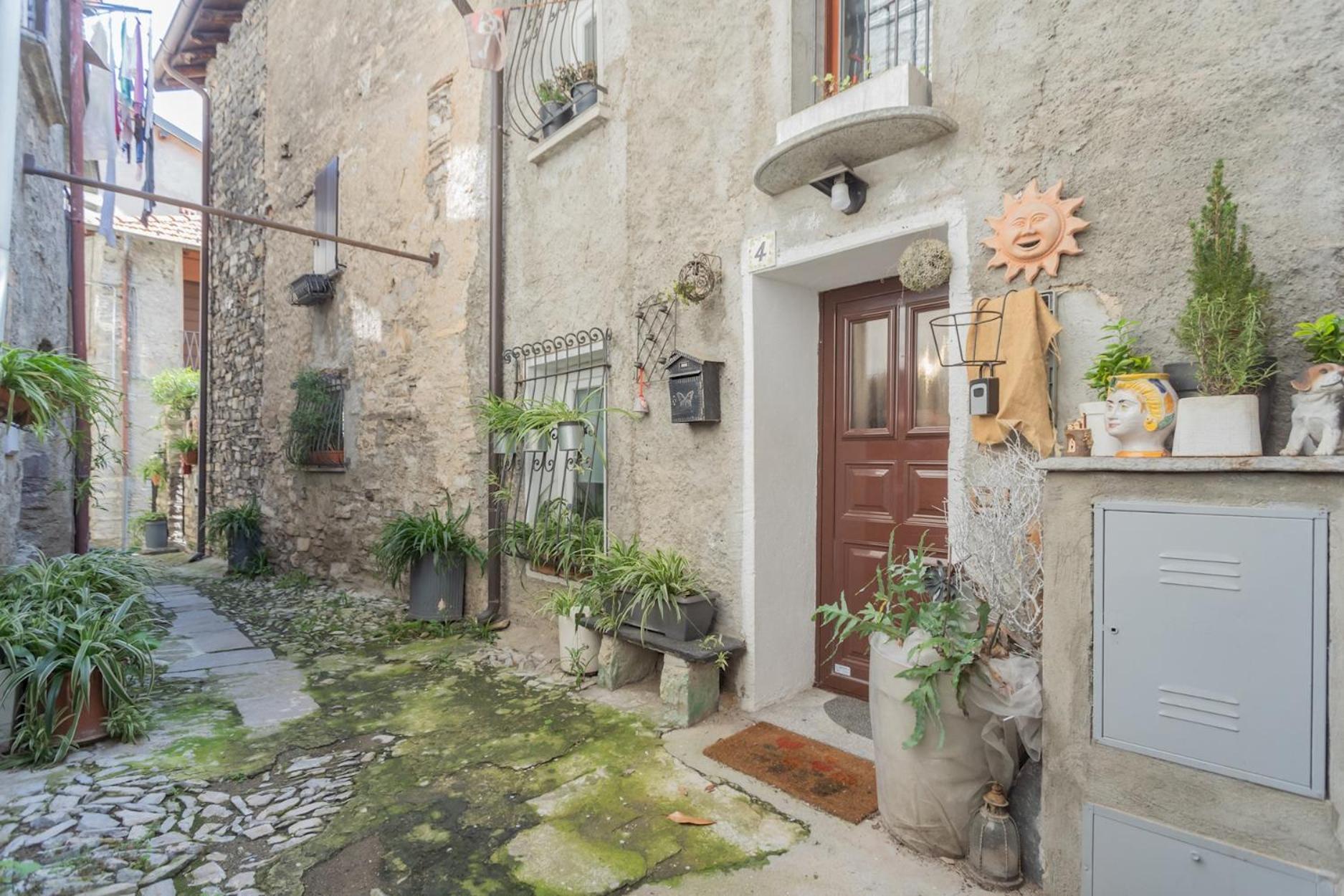 Pretty In Old Town By Rent Apartment Carate Urio