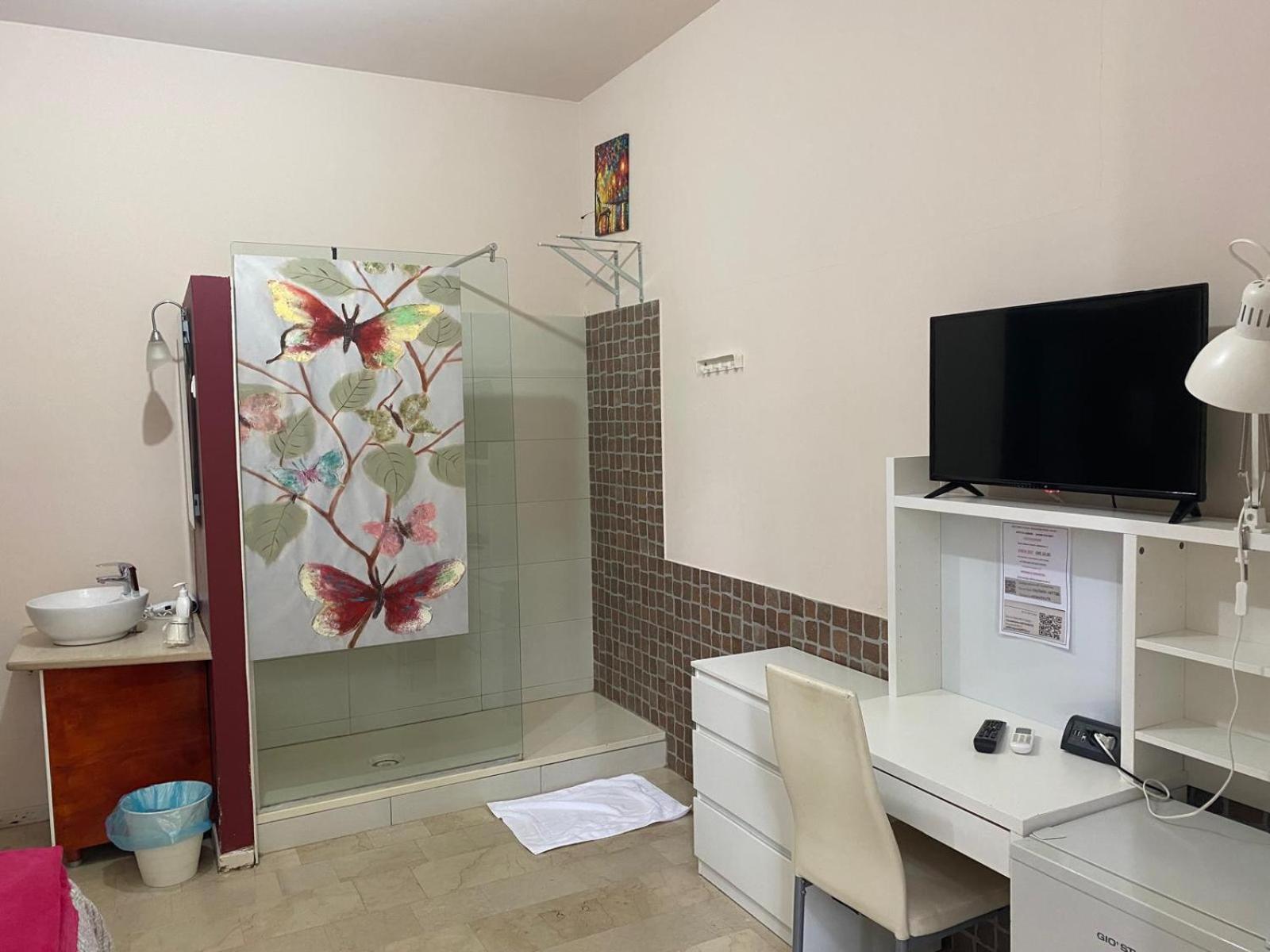 Gira Guest house *