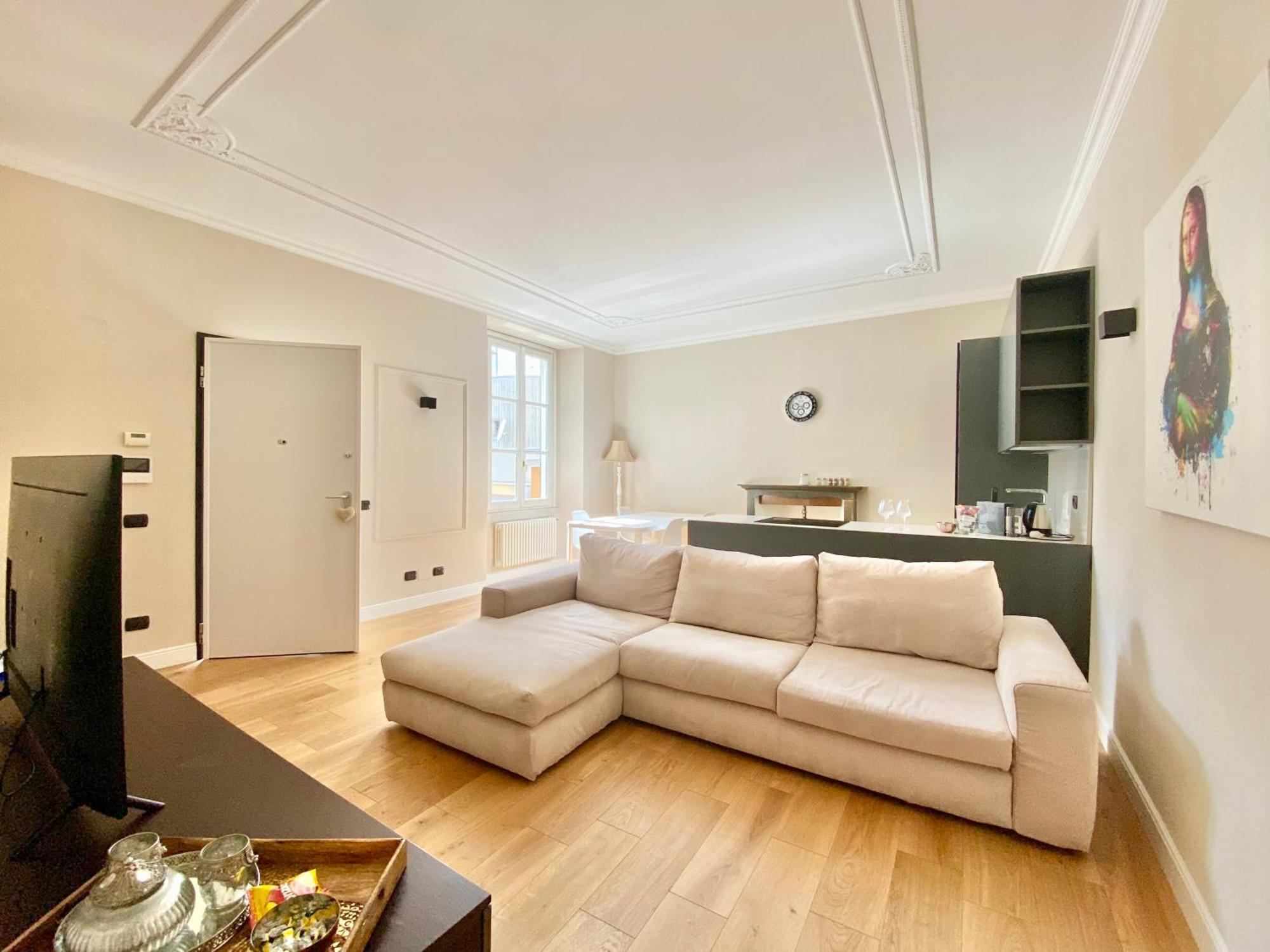 Apartment Vincent's Artwork Como