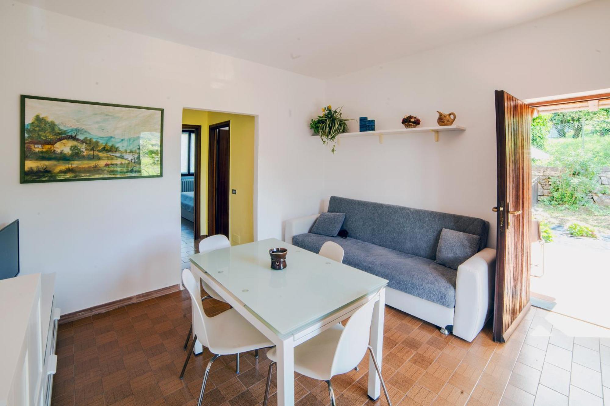 Jasmine Lilla - In With Terrace Lierna