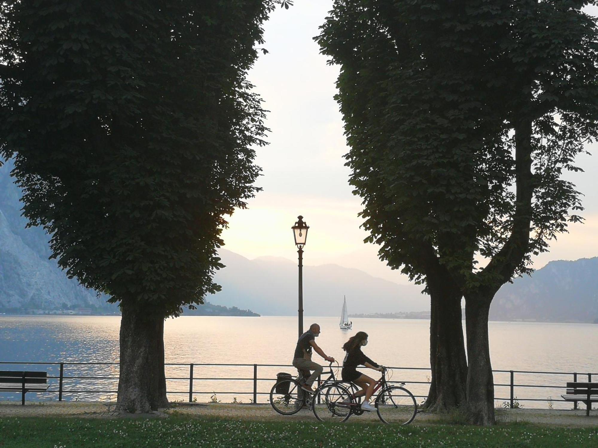 Big Romantic Lake View & Terrace Apartment *