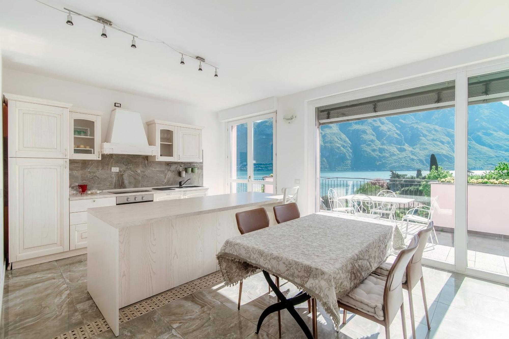 Casa Bianca - *