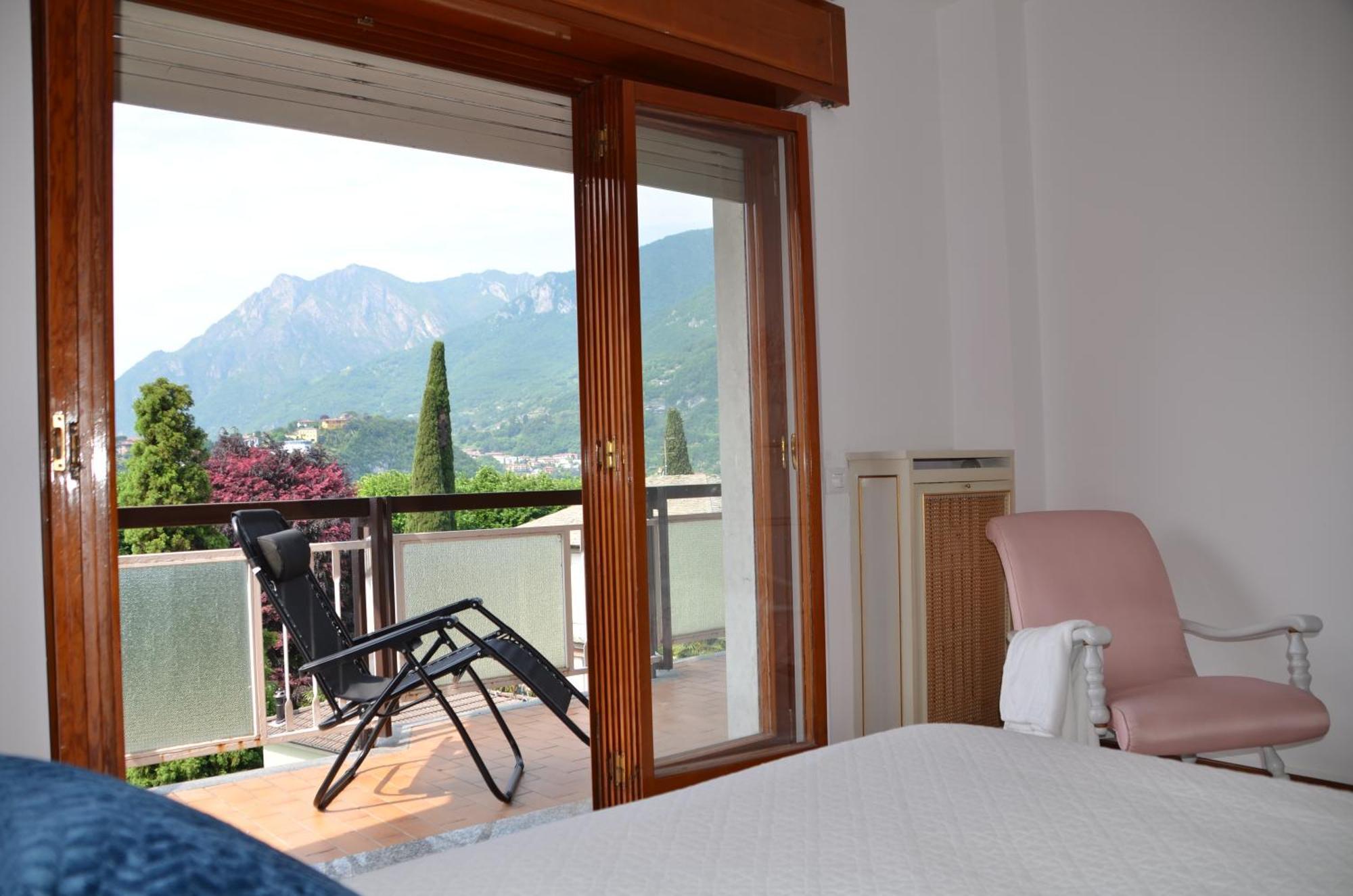 Big Romantic Lake View & Terrace Apartment Lecco