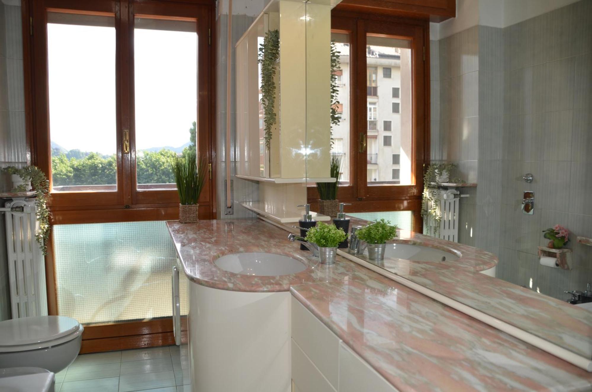 Big Romantic Lake View & Terrace Apartment