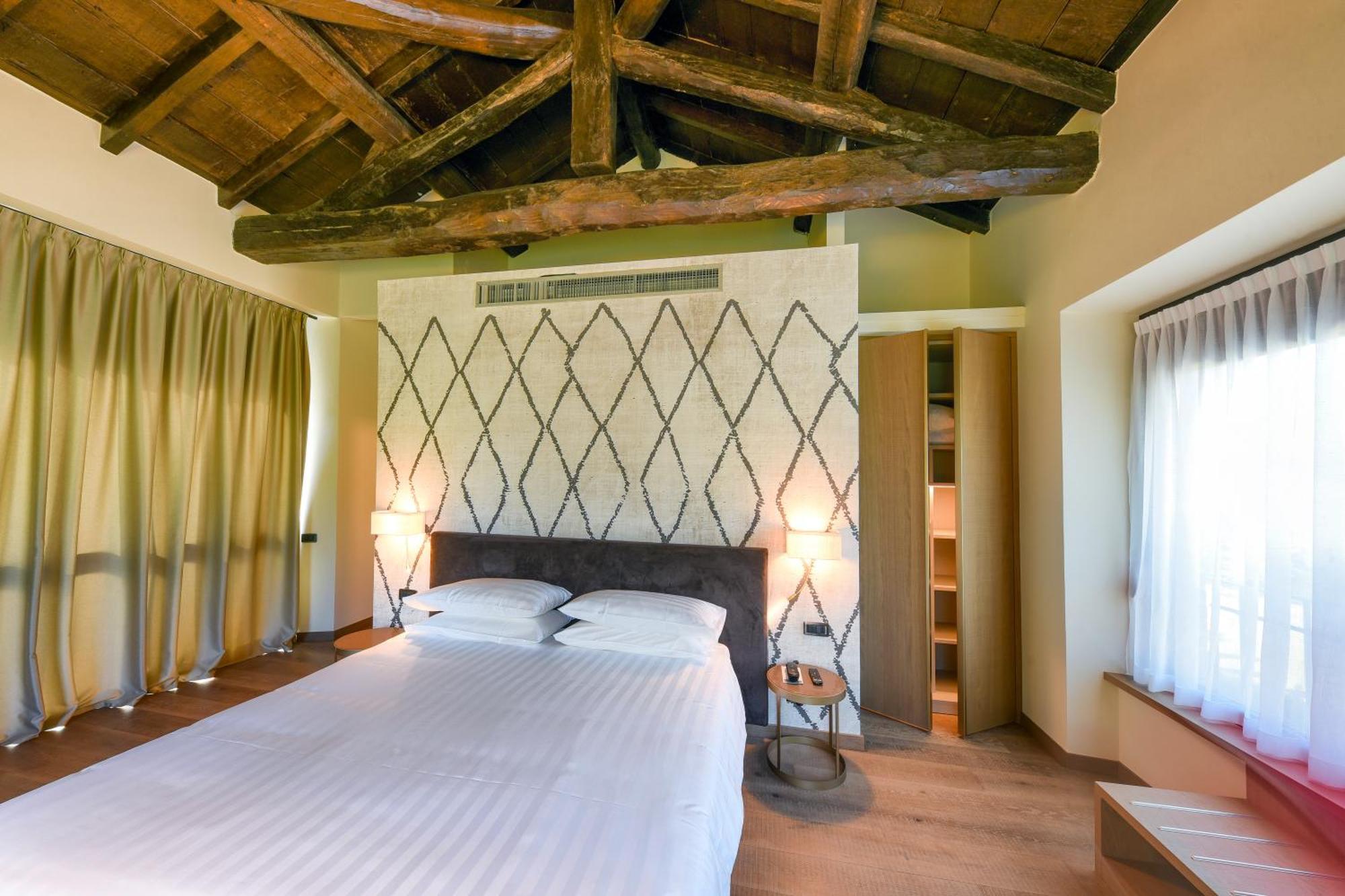 Relais & Castello Di Casiglio Hotel