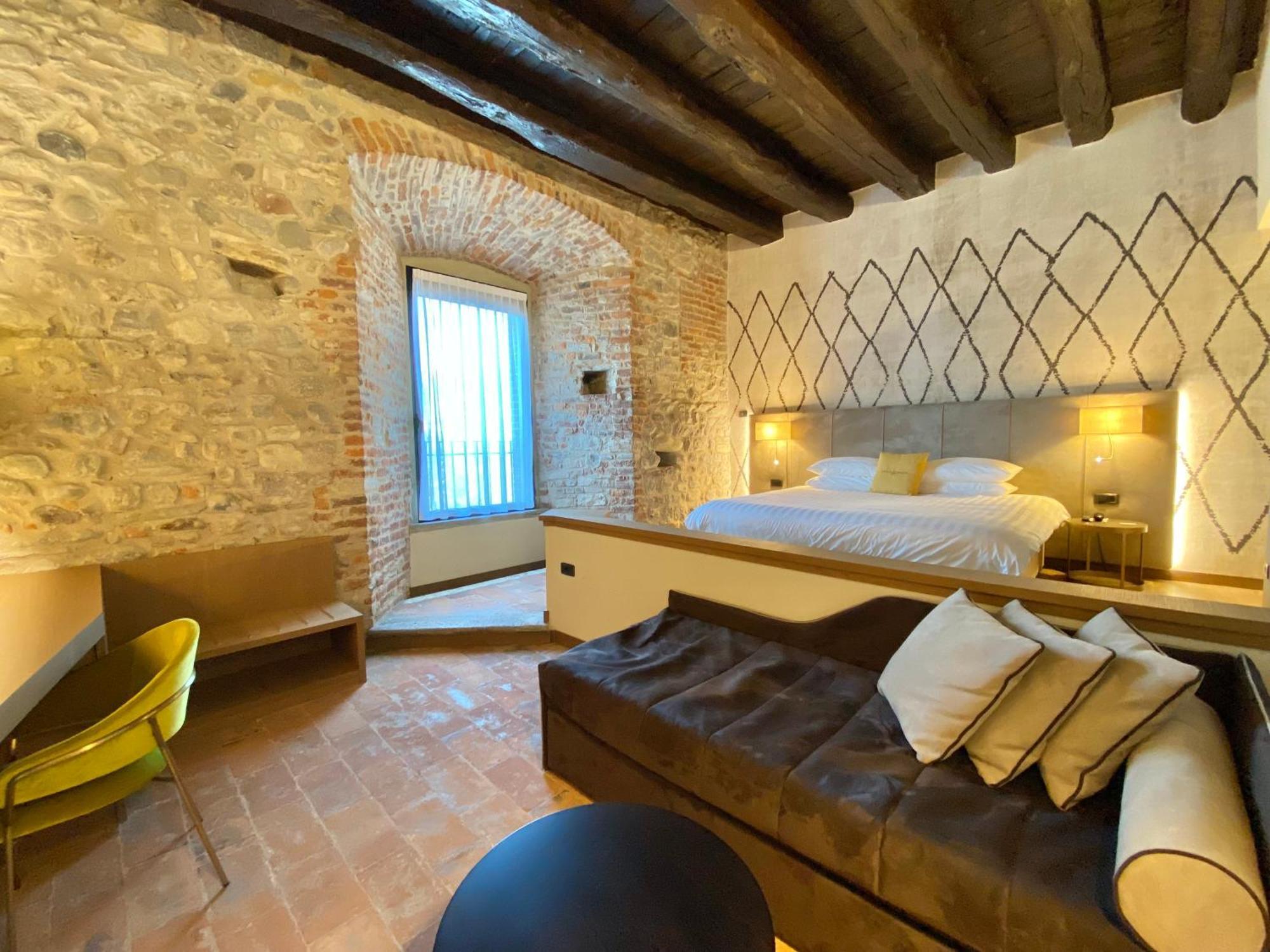 Relais & Castello Di Casiglio Hotel