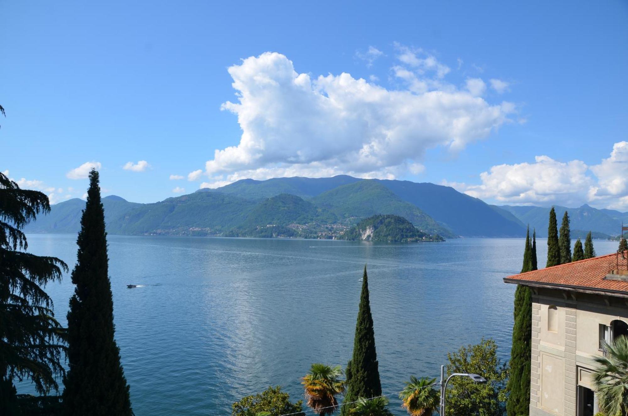 Big Romantic Lake View & Terrace