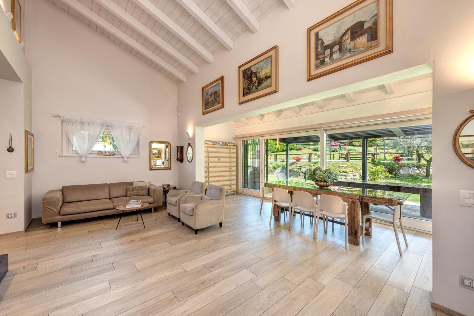 Villa La Corte With Amazing Pool And Garden Colico