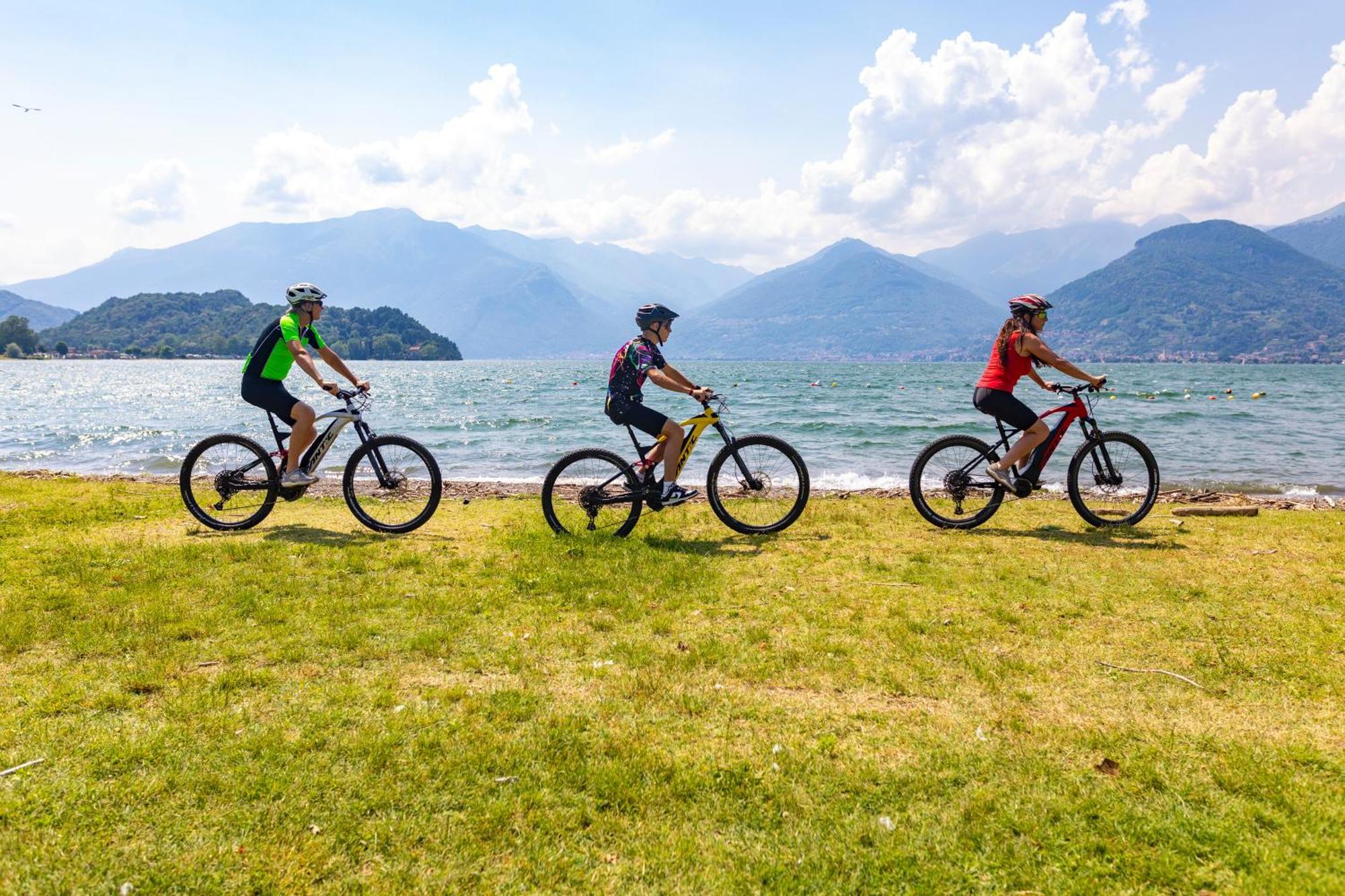 Holiday home Foreground - Pet Friendly Stay- Garden-parking-lake View- Bike Friendly House