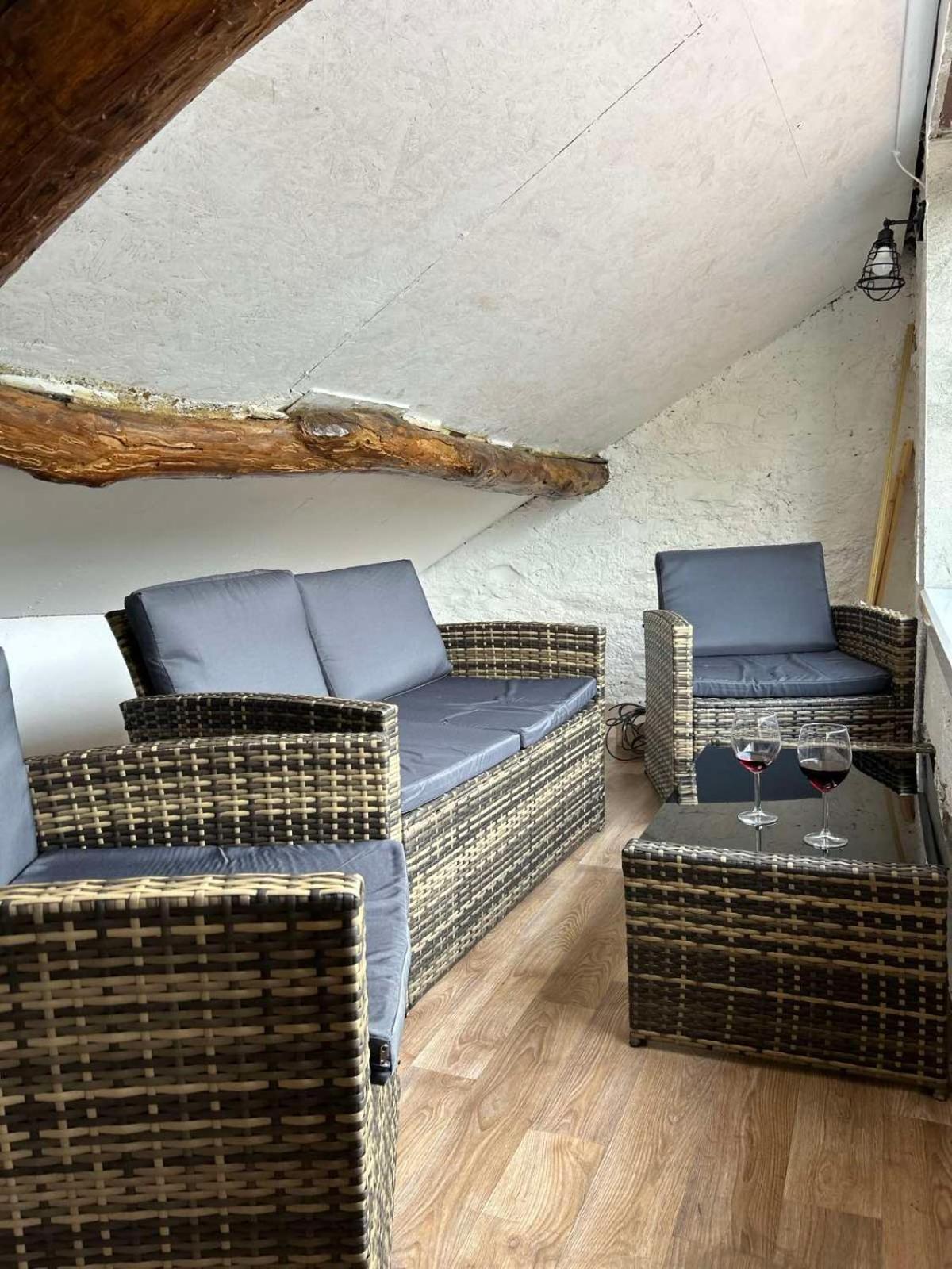 Timco 3-story With View And Air-conditioner Apartment *