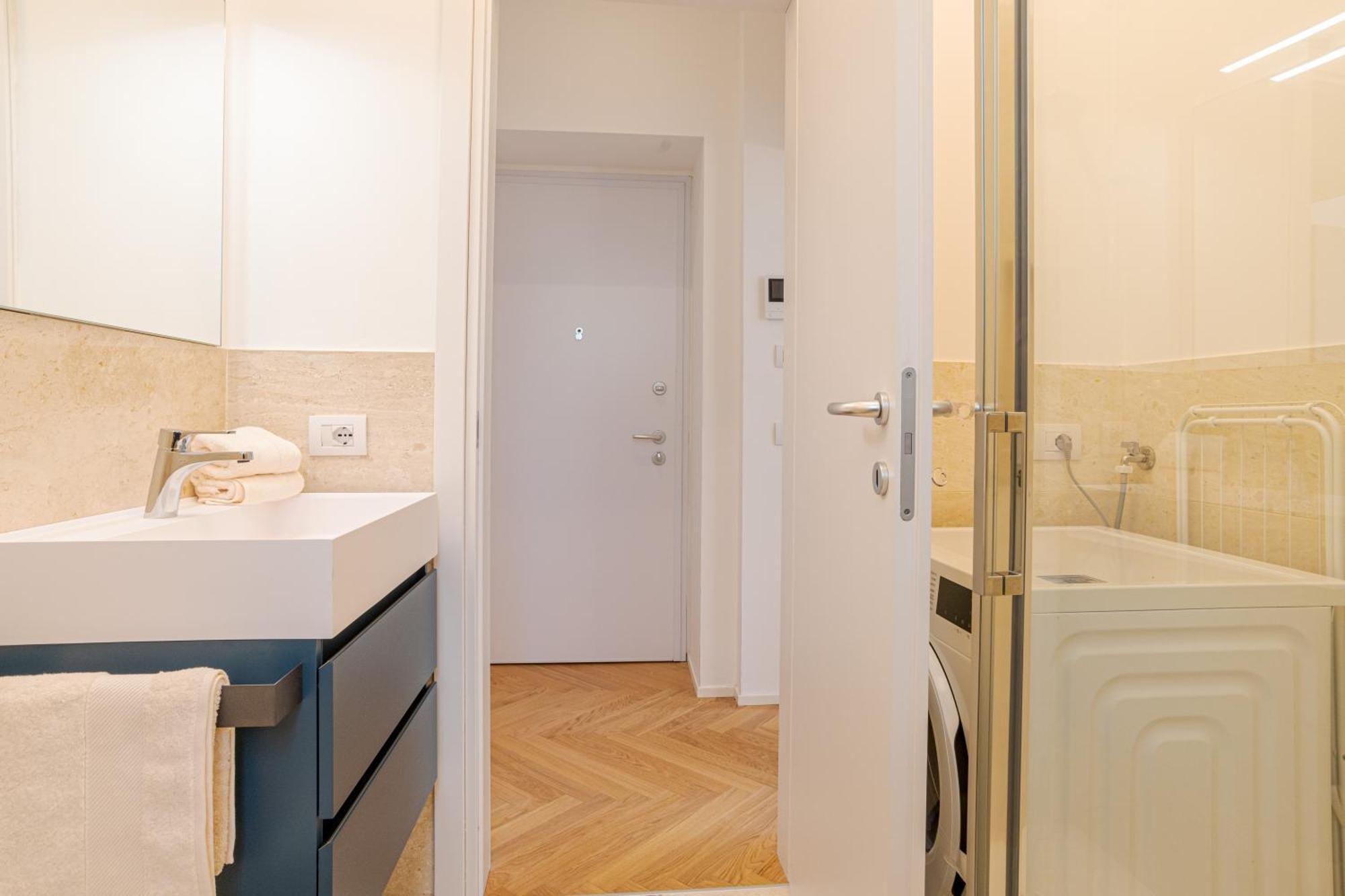 View With Pool, Garden And Parking Lierna