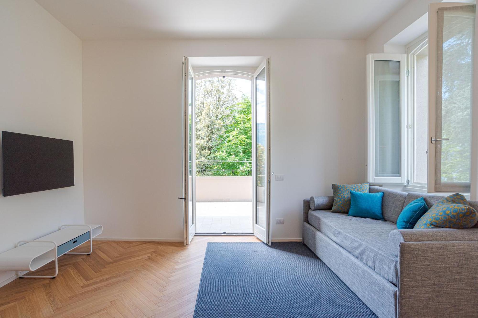 View With Pool, Garden And Parking * Lierna