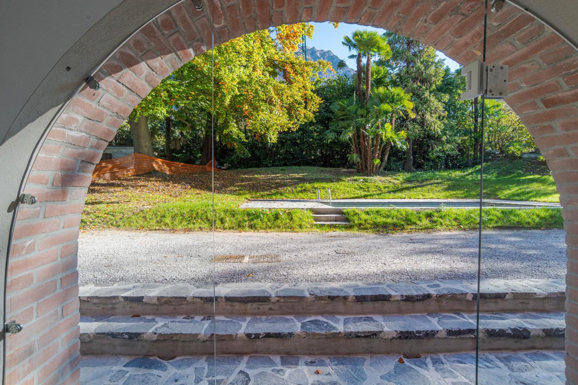 View With Pool, Garden And Parking Lierna