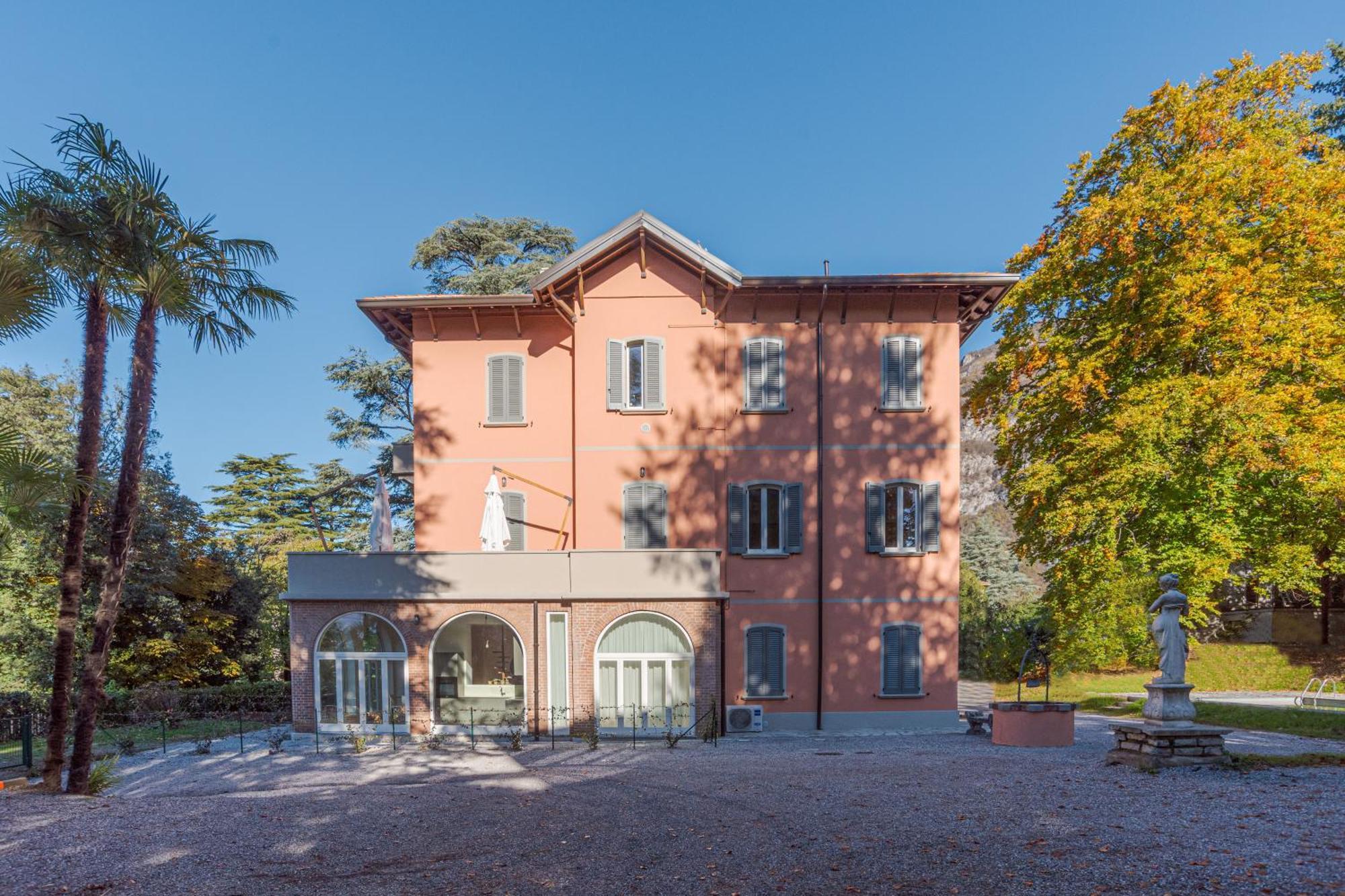 Apartment View With Pool, Garden And Parking