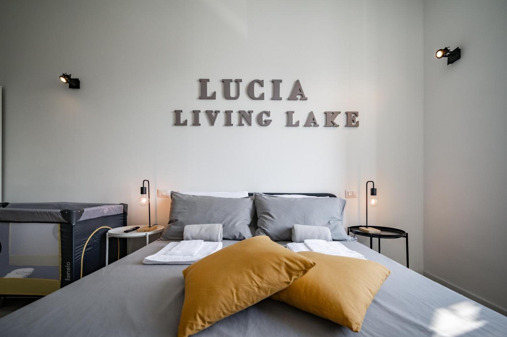 Renzo & Lucia Living Apartment