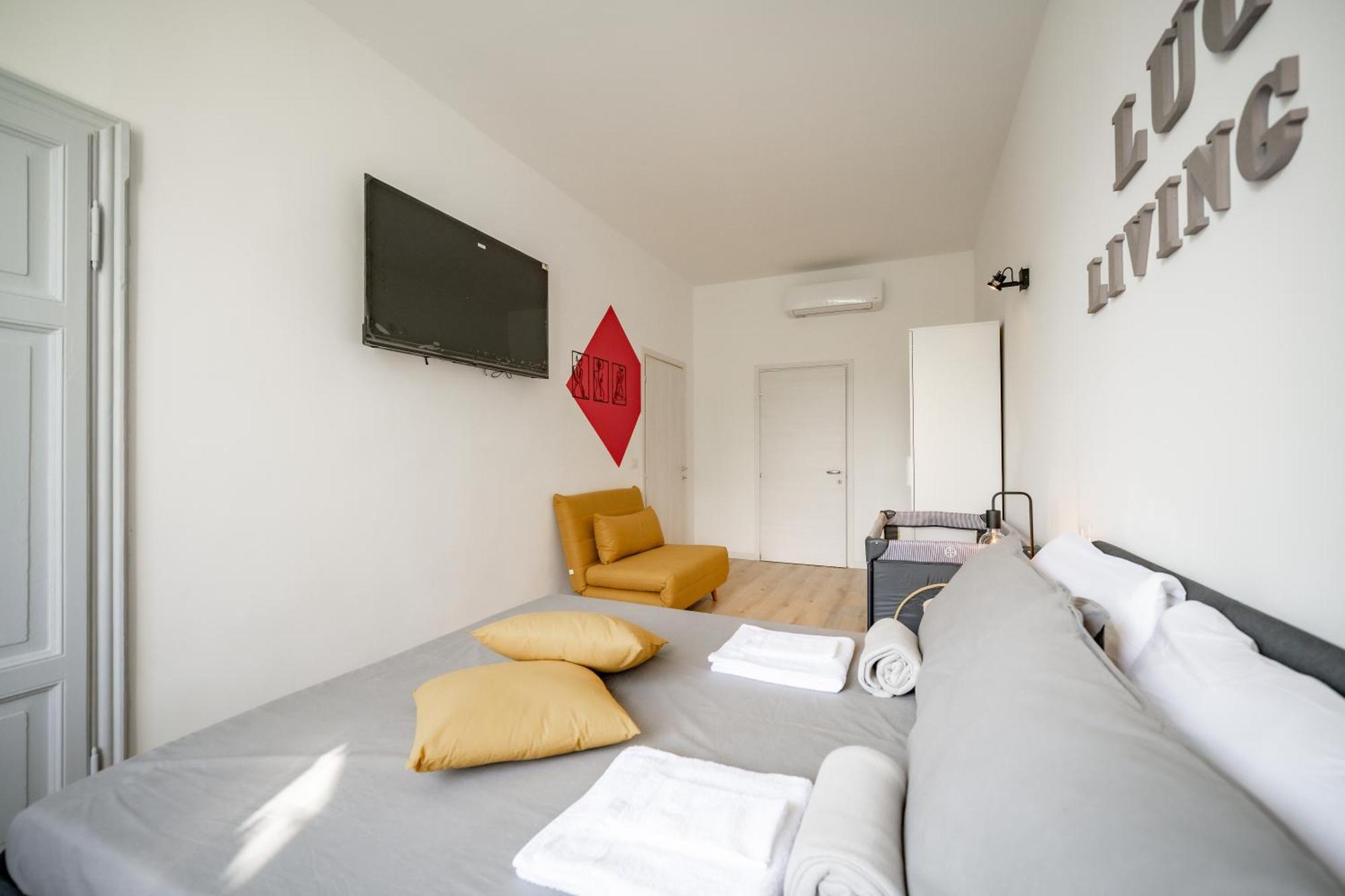 Renzo & Lucia Living Apartment