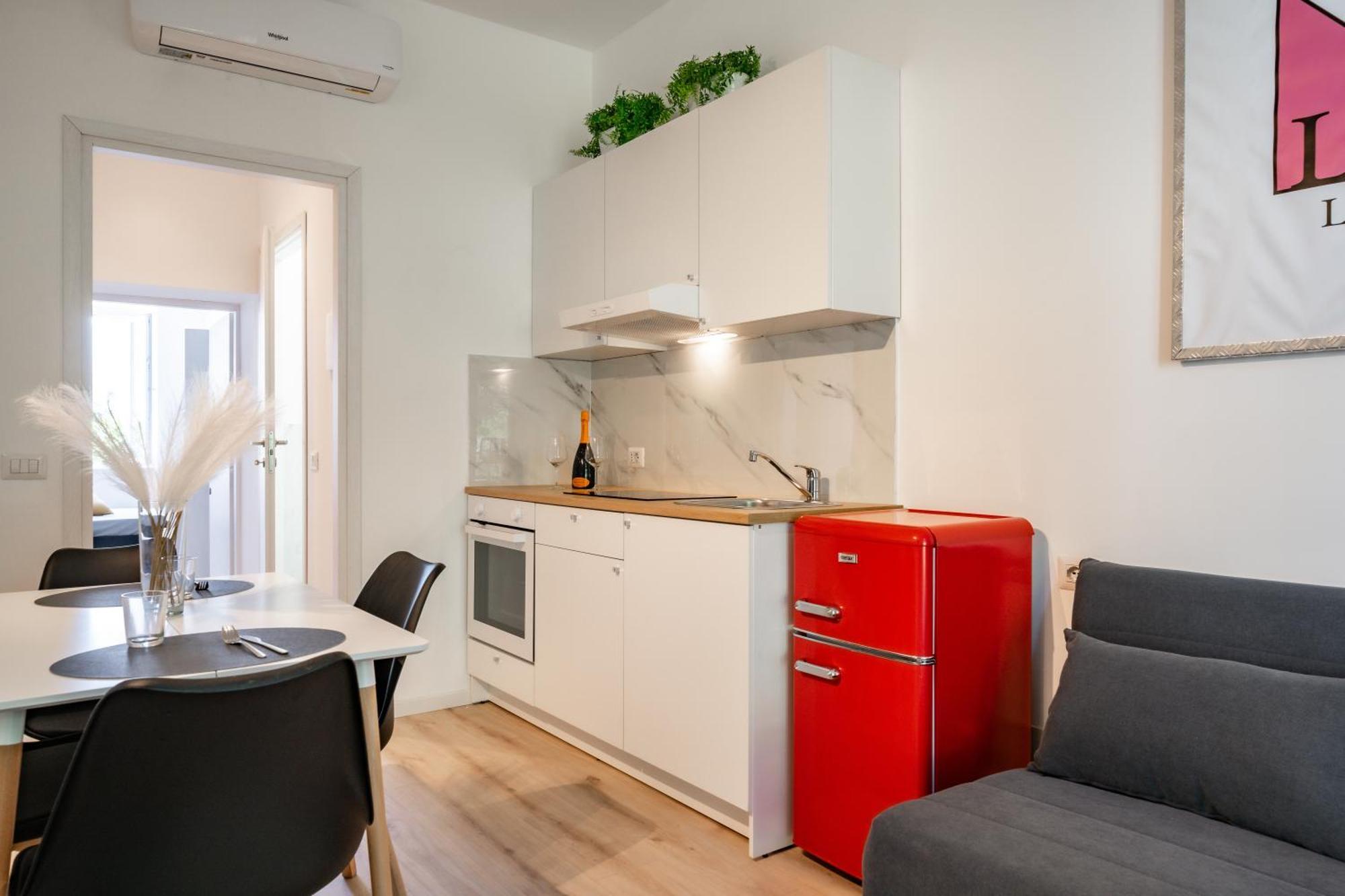 Renzo & Lucia Living Apartment