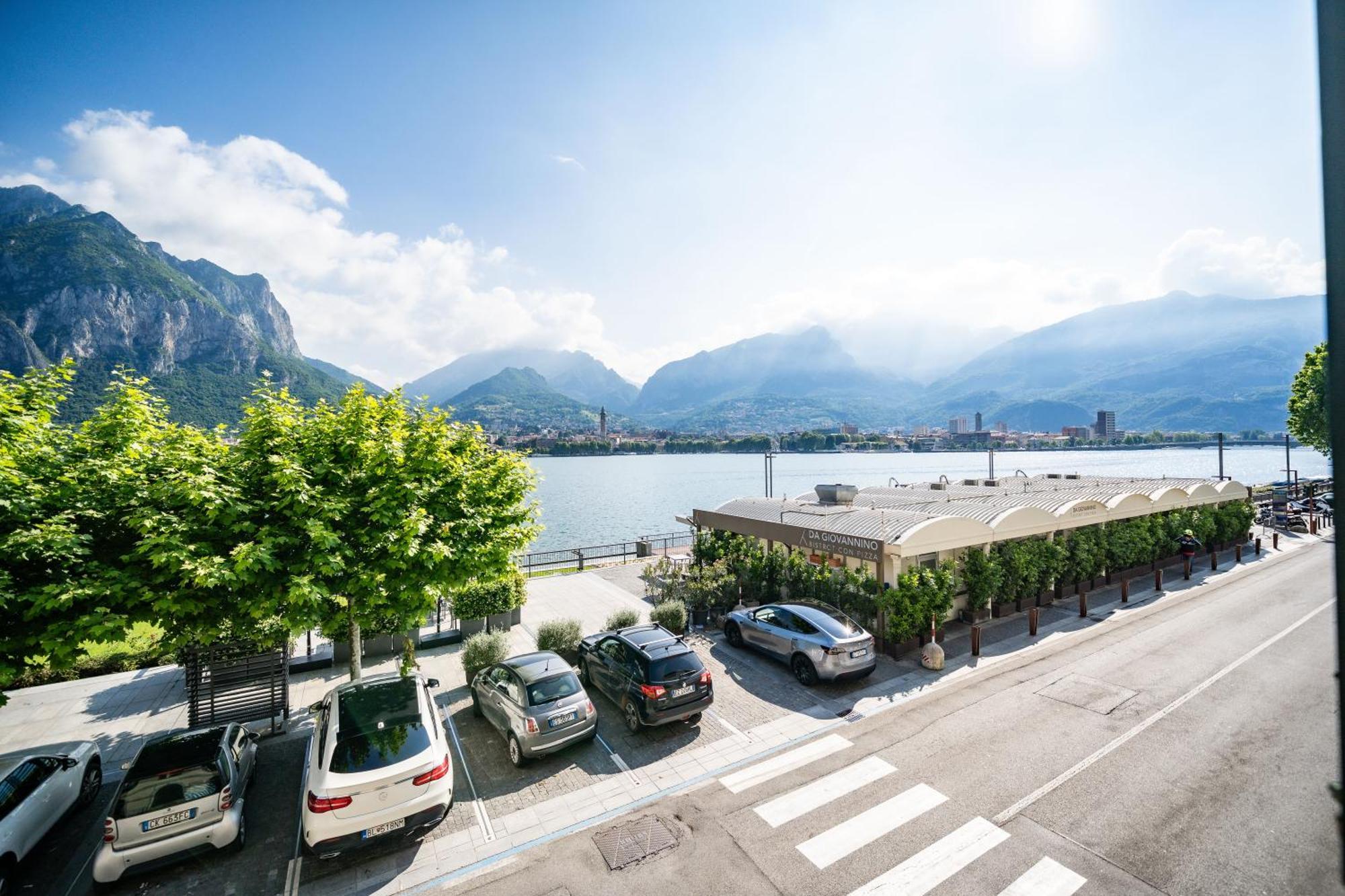 Renzo & Lucia Living Apartment