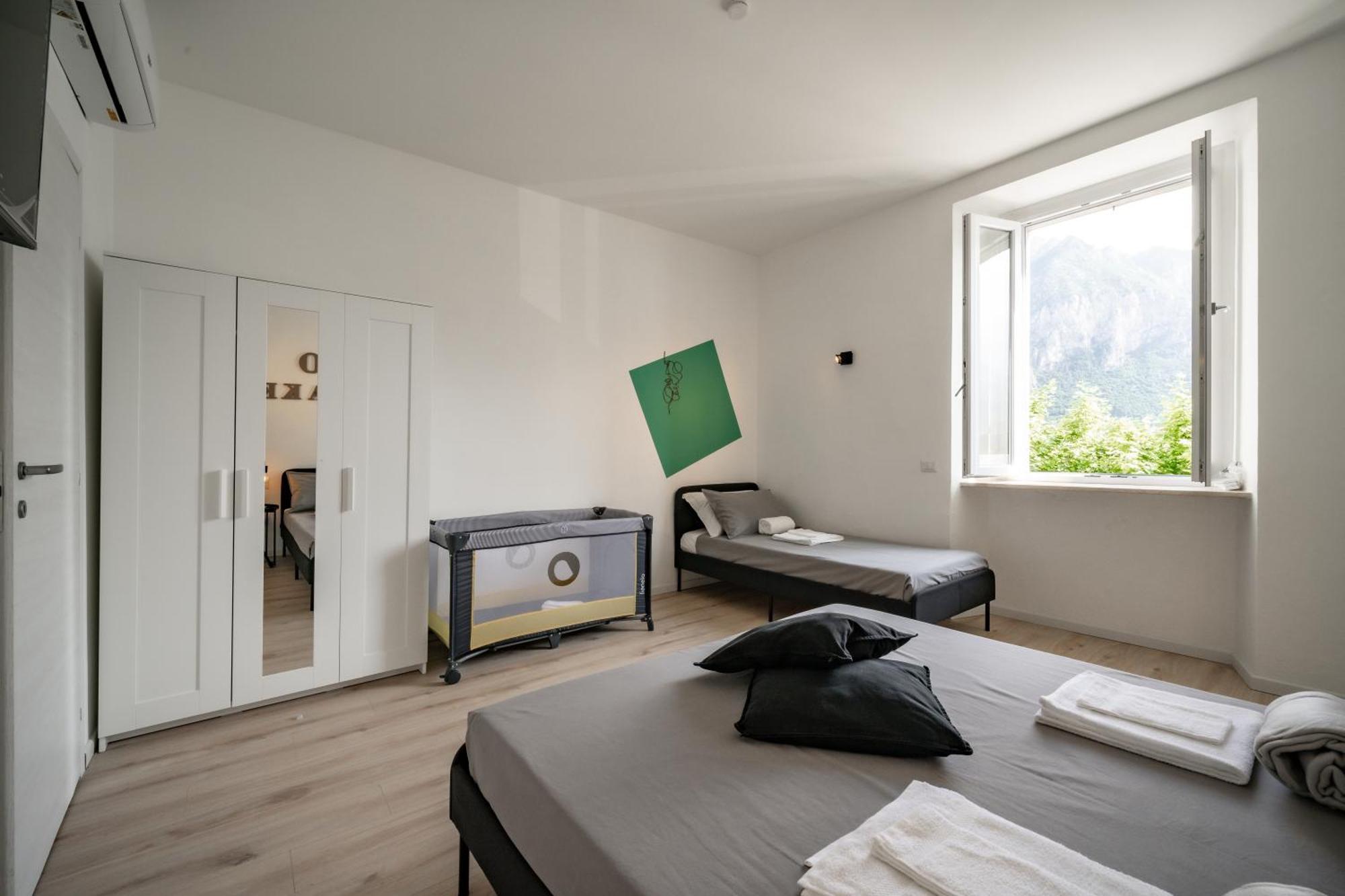 Renzo & Lucia Living Apartment