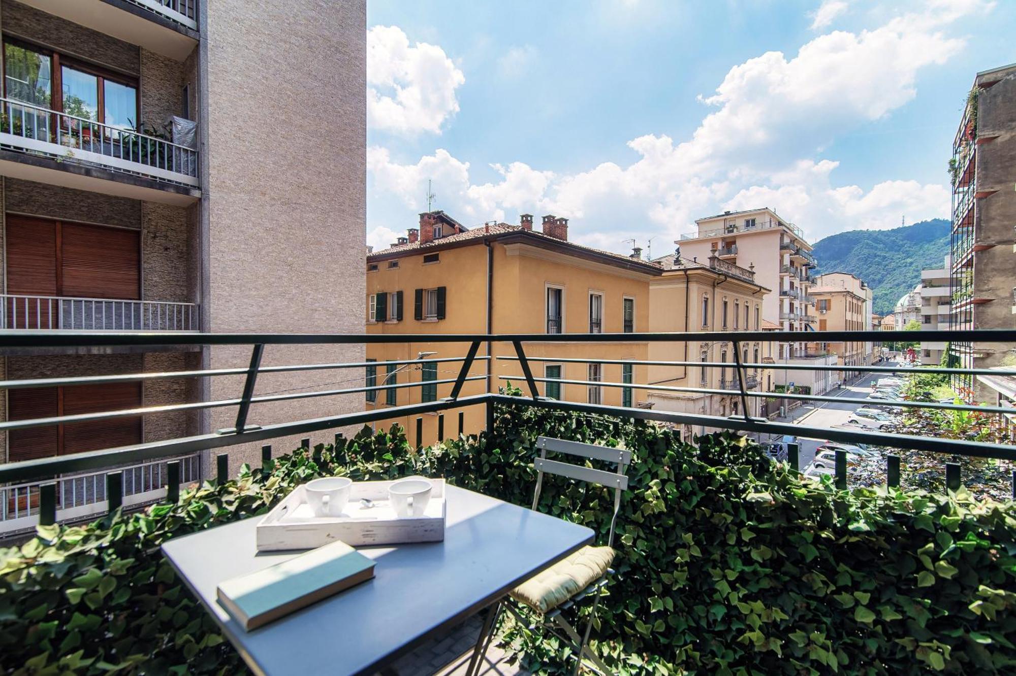 Apartment Rezzonico - By Myhomeincomo