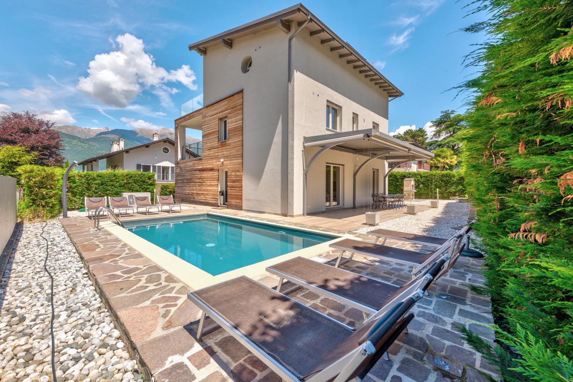 Family With Pool And Amazing Panoramic Penthouse Casa vacanze Colico