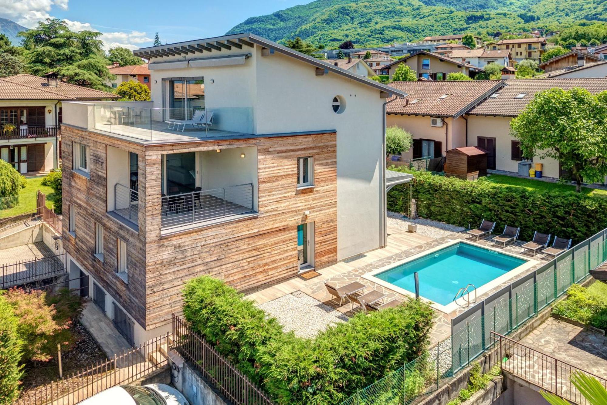 Family With Pool And Amazing Panoramic Penthouse Colico