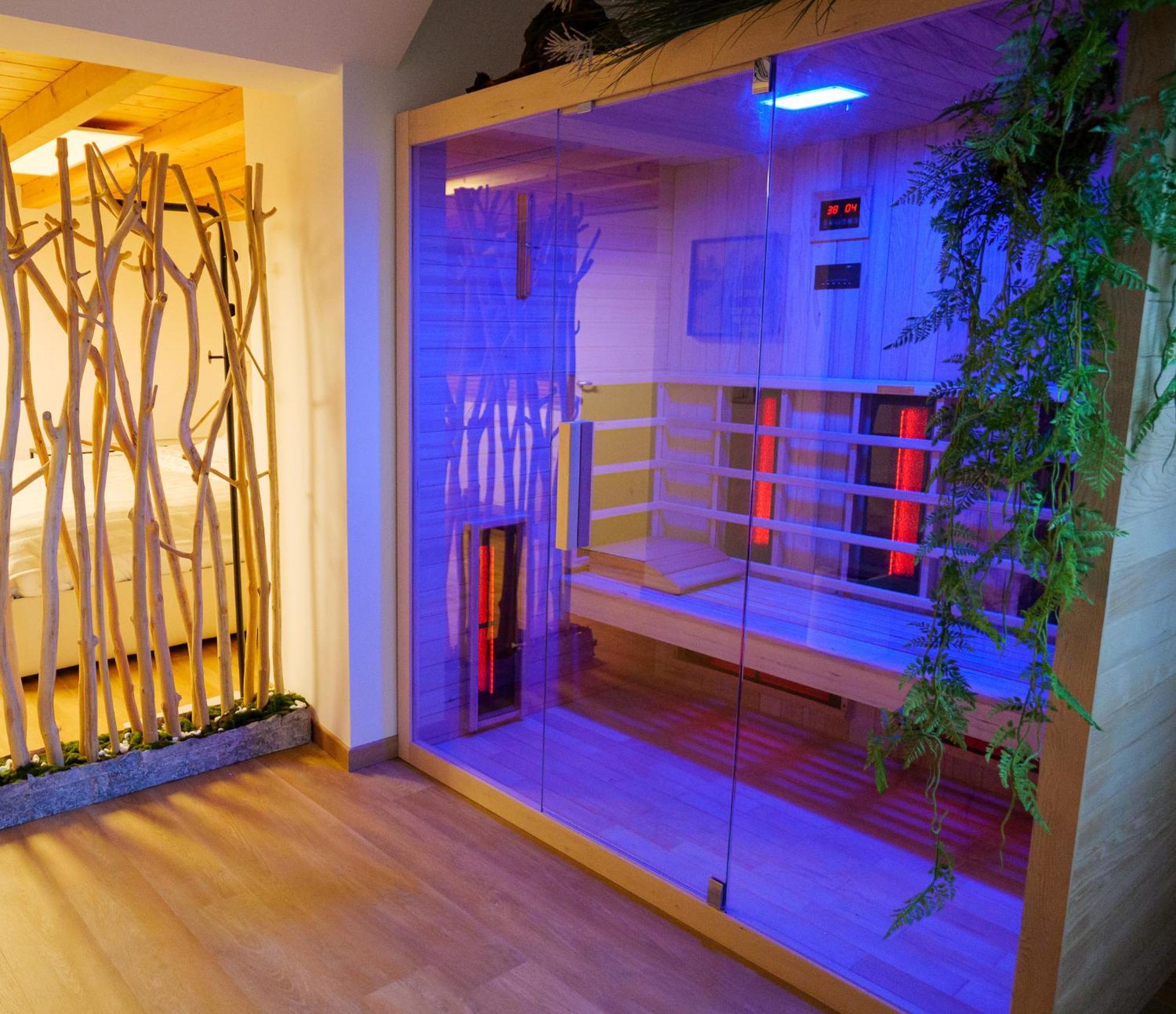 Luxe & Haven - Jacuzzi, Sauna, Steam, Private Parking Apartment