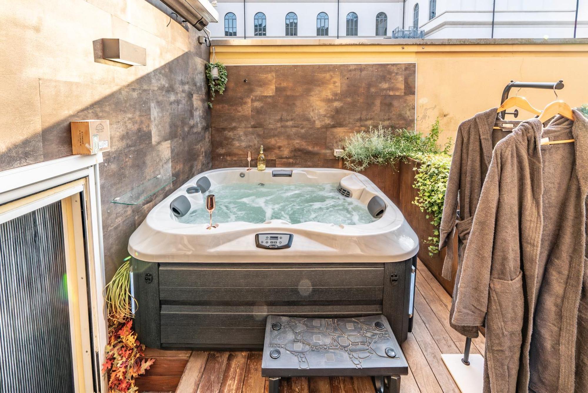 Luxe & Haven - Jacuzzi, Sauna, Steam, Private Parking Apartment *