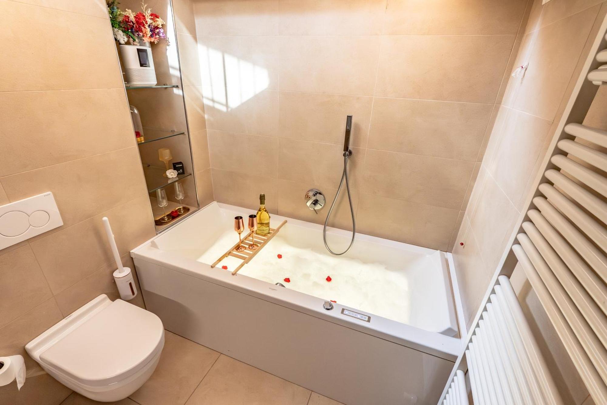 Apartment Luxe & Haven - Jacuzzi, Sauna, Steam, Private Parking Como