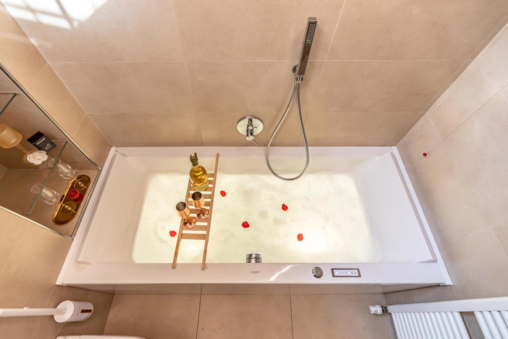 Luxe & Haven - Jacuzzi, Sauna, Steam, Private Parking Apartment