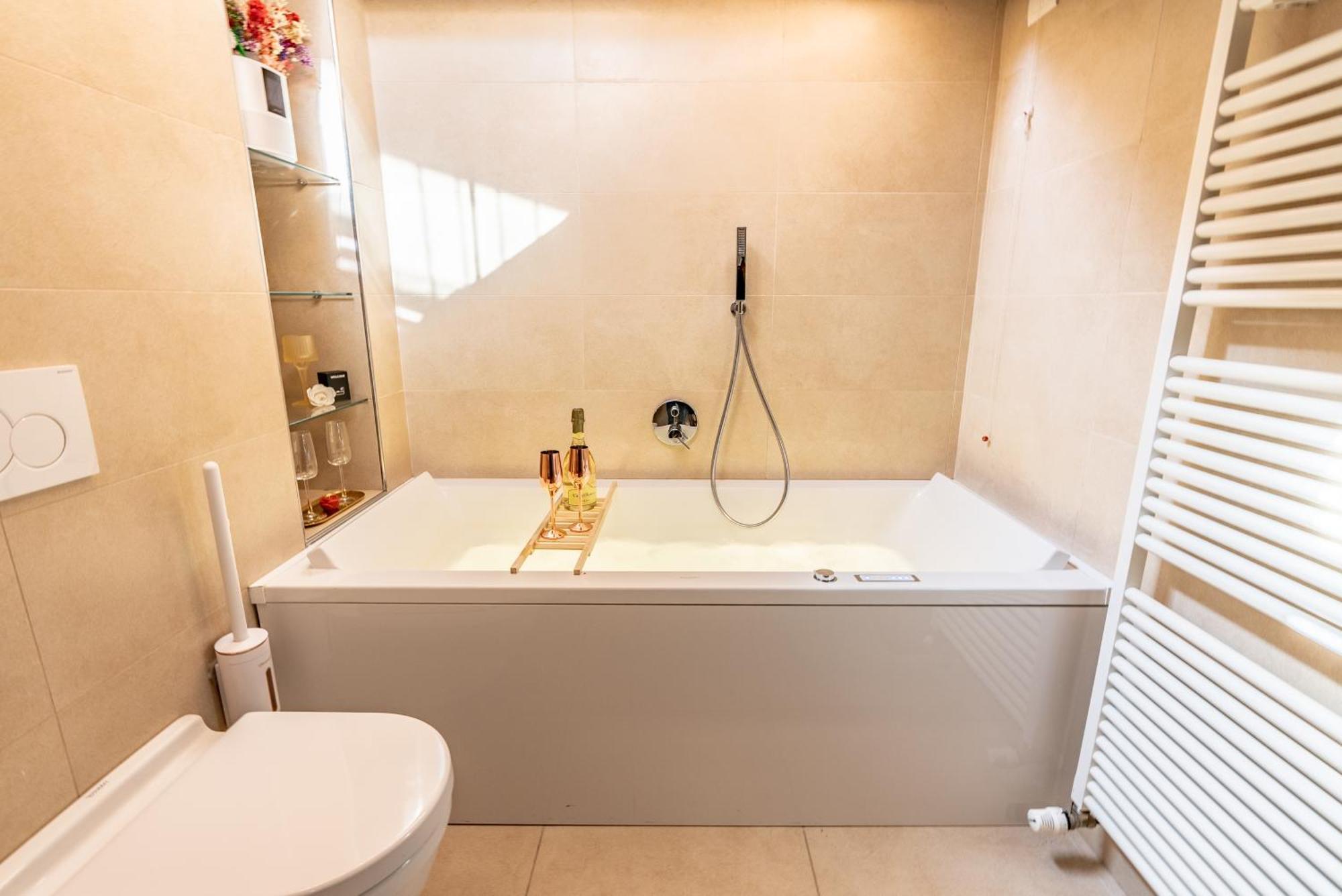 Luxe & Haven - Jacuzzi, Sauna, Steam, Private Parking Apartment *
